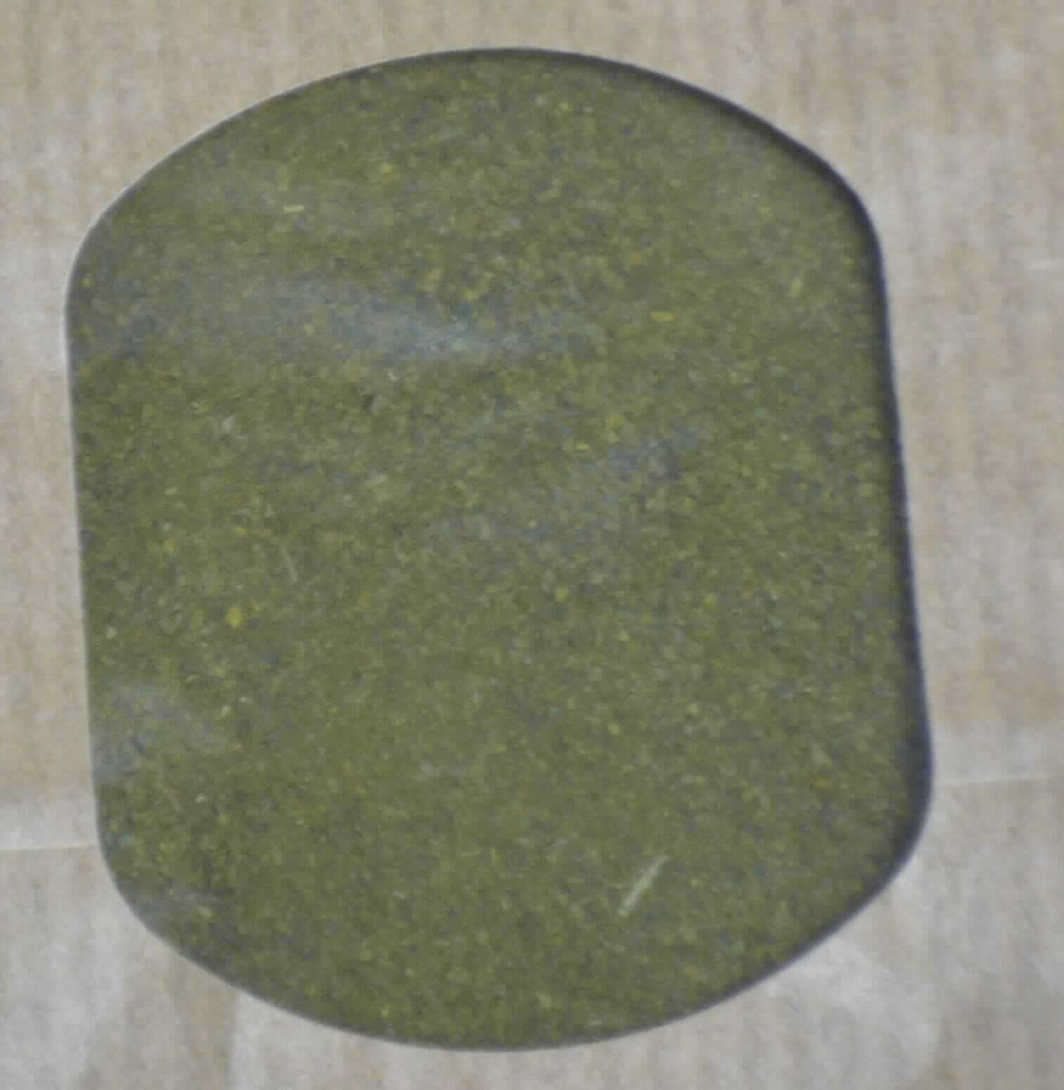 Moringablattpulver

Antragsangaben (auszugsweise):
Die zu importierende Ware sind >>Blätter<< der Pflanze (Baum) >>Moringa oleifera<<. Diese wollen wir 
als zerriebene Blätter (für den Einsatz als Tee) sowie als Pulver (für den Einsatz Zusatz bei Suppen, 
Müslis, Joghurt etc.) importieren und verkaufen. Die Pflanze wird geerntet und weiterverarbeitet zu Pulver 
und geriebenen Blättern. 
Es kommen keinerlei chemische Mittel (Düngung, Pflanzenschutzmittel etc.) zum Einsatz. 
Die Lieferungen erfolgen verpackt in Plastiktüten und in Pappkartons. Verkauft werden soll Moringa an 
Endkunden (in Mengen von 100 g bis zu einigen kg - verpackt in handelsüblichen Teetüten) sowie an Großverbraucher (Bereich von einigen kg bis einigen Tonnen - verpackt in Transporttüten). 

Beschreibung der vorgelegten Warenprobe: 
Hellbraune Papertüte mit ovalem Klarsichtfolien-Fenster auf einer Seite, ohne Beschriftung und nicht etikettiert, 
darin ein olivgrünes Pulver aus getrockneten und gemahlenen Blättern, ohne erkennbare Zusätze, Geschmack: 
bei Genuss einer größeren Menge leicht scharf. Getrockneten Moringablättern entsprechend.

Gemüse, getrocknet, zerkleinert, jedoch nicht weiter zubereitet, Meerrettichbaumblätter; wegen der 
vorwiegenden Verwendung in der Küche kein Medizinalkraut der Position 1211 der KN.