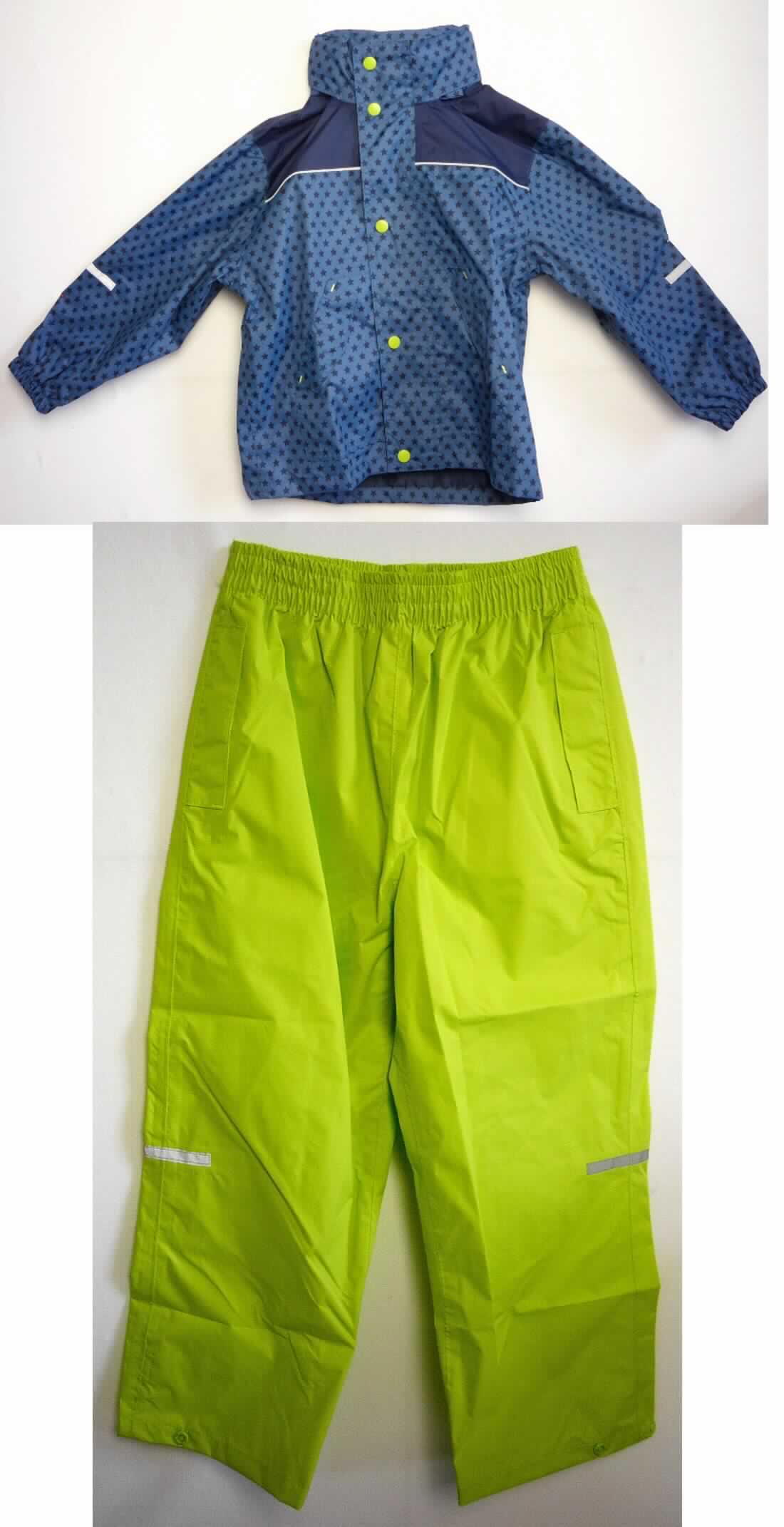 Anorak und lange Hose, sog. Kinder Regenanzug für Jungen, Art. 288144, Größe 116, Foto siehe Anlage,
- als zweiteilige Zusammenstellung; gemeinsam in einem Polybeutel mit Pappeinleger verpackt,
- aus verschiedenen ca. 0,1 mm dicken, einfarbigen und bedruckten (nur beim Anorak) Geweben aus laut Antrag 
  100% Polyester (synthetische Chemiefasern), die Gewebe sollen laut Antrag einseitig mit Kunststoff bestrichen 
  sein, ein Bestreichen mit Kunststoff ist jedoch mit bloßem Auge nicht wahrnehmbar (keine Meterware der 
  Position 5903),
- keine Kombination, da nicht aus ein und demselben Flächenerzeugnis hergestellt, somit getrennte Einreihung,
- lange Hose:
-- in der Taille abschließend; mit einem elastischen Taillenbund,
-- ohne Öffnung und ohne Verschluss, ohne Hinweise auf den Trägerkreis (unisex),
-- mit zwei seitlichen Eingriffstaschen mit Patten mit Klettverschluss,
-- mit knöchellangen Hosenbeinen, mit aufgenähten, reflektierenden Streifen,
-- an den Beinabschlüssen durch Umschlagen und Festnähen gesäumt und mit Druckknöpfen zu verengen,
-- keine Arbeits- und Berufskleidung.

"Lange Hose aus Geweben, für Mädchen, aus synthetischen Chemiefasern, keine Arbeits- und Berufskleidung, 
 nicht nach dem Batik-Verfahren handbedruckt"