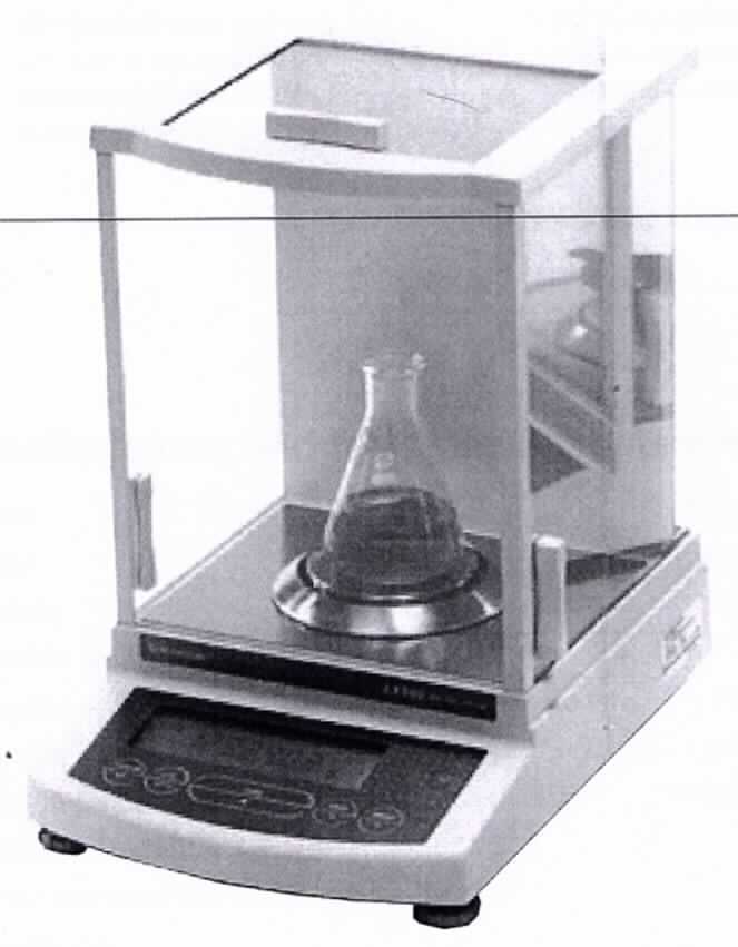 Die sog. "Analysewaage" besteht im Wesentlichen aus einem ca. 221 x 311 x 78 mm (B x T x H) messenden Gehäuse, mit LC-Display und Bedienelementen und Uhr, einer runden Wiegefläche mit einem Durchmesser von 80 mm und einem transparenten, aufsetzbaren, würfelförmigen Windschutz, dessen Seiten und Deckel durch Schiebetüren zu öffnen sind.
Die Waage (charakterbestimmender Bestandteil in Bezug auf die Verwendung) wiegt Waren bis zu einem Gewicht von 200 Gramm mit einer Messgenauigkeit von 0,1 mg.

Die Ware wird als "Waage, mit einer Empfindlichkeit von feiner als 50 mg" eingereiht.