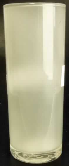 Glasware zur Verwendung bei Tisch, sog. Longdrinkglas (200 ml), satiniert, Abbildung siehe 
Anlage, 
- Trinkglas ohne Stiel, 
- aus (lt. Antrag) gewöhnlichem, mechanisch gefertigtem Glas (Quarzglas), 
- mit einem abgerundeten oberen Rand, 
- innen aufgeraut (lt. Antrag sandgestrahlt), somit anders (weitergehend) bearbeitet, 
- mit einer Höhe von ca. 14,5 cm und einem oberen Durchmesser von ca. 5,5 cm.

"Glasware zur Verwendung bei Tisch, Trinkglas ohne Stiel, aus gewöhnlichem, 
 mechanisch gefertigtem Glas, anders bearbeitet (sandgestrahlt)"