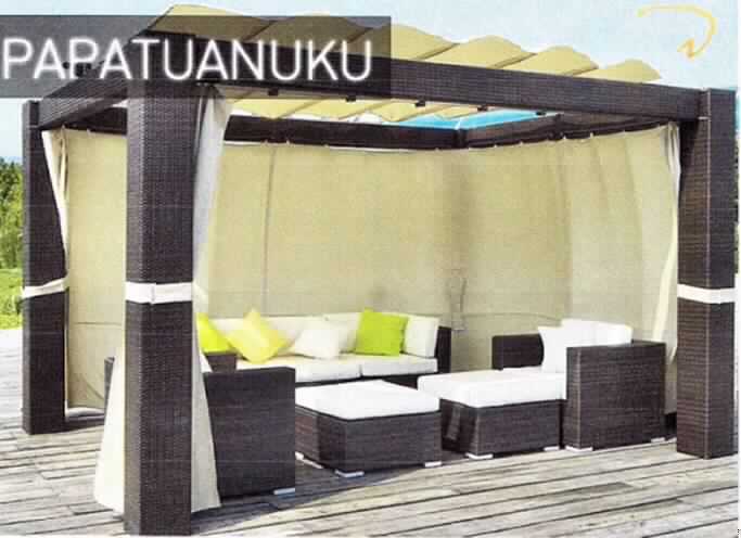 Zelt, sog. Pavillon Papatuanuku, Foto siehe Anlage,
- als Gartenpavillon gearbeitet,
- laut Antrag mit einer Grundfläche von 4 m x 3 m und einer Höhe von 2,5 m,
- mit einer Grundkonstruktion aus laut Antrag Aluminium; bespannt mit einem Geflecht aus 7 mm breiten 
  Streifen aus lt. Antrag Polyethylen (Kunststoff des Kapitels 39),
- mit einer Dachbespannung und Seitenteilen aus 0,5 mm dicken, einfarbigen Geweben aus synthetischen 
  Chemiefasern,
- die Dachbespannung kann teilweise oder vollständig geöffnet werden,
- die Seitenteile können durch mittig angebrachte Reißverschlüsse komplett geschlossen werden und bilden 
  einen geschlossenen Raum; die Ware erfüllt daher die Begriffsbestimmung für ein Zelt,
- durch Zusammenfügen konfektioniert,
- im Hinblick auf die Verwendung als Zelt bestimmt das Material (Gewebe) der Dachbespannung und der 
  Seitenteile den Charakter der Ware.

"Zelt aus Spinnstoffen (charakterbestimmend), aus synthetischen Chemiefasern, aus Aluminium und Kunststoff"