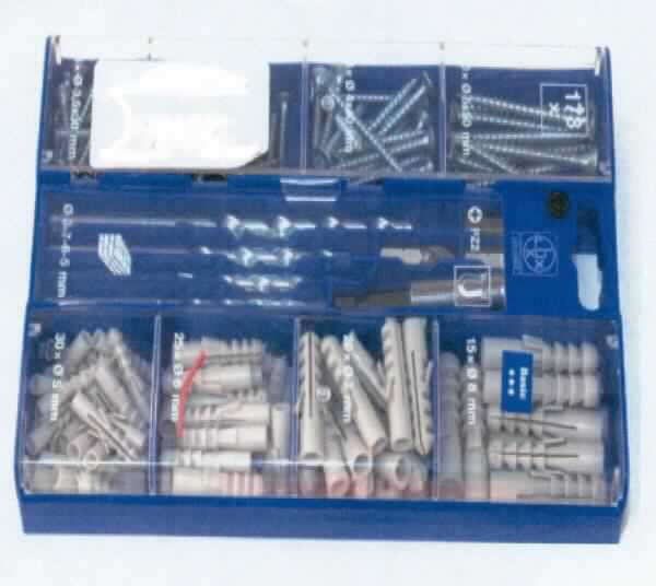 "Starter Set"; Warenzusammenstellung in Aufmachung für den Einzelverkauf, bestehend aus:

- 7 auswechselbaren Werkzeugen aus unedlen Metallen zur Verwendung in mechanischen oder nichtmechanischen 
  Handwerkzeugen oder Werkzeugmaschinen (Pos. 8207)
- - 3 Schraubendrehereinsätze (Bits)
- - 4 Steinbohrer ( 5, 6, 7, 8 mm)

- 75 Schrauben aus Stahl (Pos. 7326)

- 90 Dübeln aus Kunststoff (Pos. 3926)

- 1 Universalhalter für Bits (Pos. 8466)

- aufgemacht in einer speziell für die Aufnahme der Warenzusammenstellung gestalteten 
  Kunststoffbox, welche für den dauernden Gebrauch geeignet ist

- im Hinblick auf die Einreihung in die Position ist keiner der Bestandteile (Pos 8207 oder Pos 3926) 
  charakterbestimmend. 
  Die Einreihung erfolgt daher in die letztgenannte von den gleichermaßen in Betracht kommenden 
  Positionen (Pos. 8207). 

- innerhalb der Pos. 8207 sind die Mauerbohrer im Hinblick auf Wert, Gewicht und Menge charakterbestimmend.

Abbildung siehe Anlage.

Derartige Waren gehören als "auswechselbare Werkzeuge (Bohrwerkzeuge, Mauerbohrer) zur Verwendung in mechanischen oder nichtmechanischen Handwerkzeugen oder Werkzeugmaschinen, mit arbeitendem Teil 
aus unedlem Metall" zum TARIC-Code 8207 5030 00.