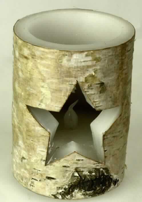 Bei dem sog. "Baumstumpf mit Stern" handelt es sich um einen Wachskörper in Form eines Baumstammes (Höhe ca. 10 cm; Durchmesser: ca. 8 cm), dessen Außenseite mit einer Borke beklebt ist. Der oben ausgehöhlte und mit einer Aussparung in Form eines Sternes versehene Wachskörper ist im Inneren mit einer Flammenimitation in Form einer weiß, leicht flackernden LED versehen. Im Boden befindet sich das mit einem An-/Ausschalter versehene Batteriefach (Batterien enthalten). 

Er stellt sich als Ziergegenstand aus verschiedenen Stoffen, wobei das Wachs auf Grund des Umfangs charakterbestimmend ist, dar, dessen dekorative Wirkung durch das LED-Licht, das den Wachskörper von innen erhellt, erhöht wird. 
Der Charakter der aus verschiedenen Bestandteilen zusammengesetzten Ware wird insbesondere aufgrund des Umfangs, der Bedeutung für die Verwendung und des Gesamterscheinungsbildes durch den ummantelten Wachskörper bestimmt. 

Hinweise auf eine Handarbeit liegen nicht vor.

Die Ware ist als "geformte oder geschnitzte Waren aus Wachs, anderweit weder genannt noch inbegriffen, nicht handgearbeitet" einzureihen.