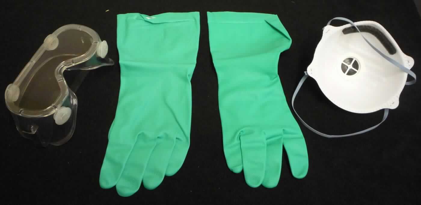 Angaben des Antragstellers:
Reinigungsset, bestehend aus Nitril-Handschuhen, Atemschutzmaske FFP2 und Vollsichtschutzbrille

Untersuchungsergebnisse an einem Warenmuster:
Warenzusammenstellung bestehend aus einem Paar Fingerhandschuhen mit strukturierter Handinnenfläche aus einem grünen, elastischen Material und einer geringen Beflockung auf der Innenseite, einer Atemschutzmaske aus Spinnstoff und einer Schutzbrille aus transparentem Kunststoff (siehe Abbildung).
Die Bestandteile der Warenzusammenstellung befinden sich in Aufmachung für den Einzelverkauf in einem Kunststofffolienbeutel.

Befund:
Der Charakter der vorliegenden Warenzusammenstellung wird aufgrund des Wertes durch die Fingerhandschuhe bestimmt. Danach liegen andere Fingerhandschuhe aus Weichkautschuk im Sinne der Position 4015 vor.