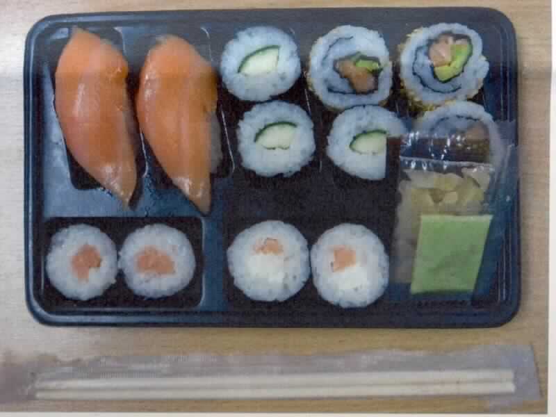 Gefrorenes Sushi mit Lachs und Gemüse

Antragsangaben (auszugsweise):
gefrorenes Sushi

Ein Warenmuster lag nicht vor, jedoch eine Abbildung der Ware sowie Angaben zur Zusammensetzung.

Demzufolge handelt es sich um eine tiefgekühlte Warenzusammenstellung in Aufmachung für den Einzelverkauf in einer mit Folie verschlossenen schwarzen Schale, bestehend aus 12 Sushistücken (insgesamt 5 verschiedene Sushi-Sorten, insgesamt 210,5 g) mit folgender Zusammensetzung:
1) 2 Lachs Nigiri (entspricht 26,7 %*) aus gekochtem Reis mit einer Auflage aus 26,7 % rohem Lachs 
(Position 1604)
2) 3 Lachs & Avocado Pinwheel California Roll (entspricht 22,7 %*) aus gekochtem Reis, 11,5 % rohem Lachs, 
8,6 % Avocado, Sesam und Seetang (Position 1904). 
3) 3 Gurken Maki (entspricht 18 %*) aus gekochtem Reis, 16,5 % Gurke und Seetang (Position 1904)
4) 3 Lachs Maki (entspricht 12 %*) aus gekochtem Reis, 16,5 % rohem Lachs und Seetang (Position 1904)
5) 2 Lachs & Käse Maki (entspricht 14,2 %*) aus gekochtem Reis, 9,2 % rohem Lachs, 9,2 % Käse und Seetang 
(Position 1904)
und zusätzlich mariniertem Ingwer in einem Kunststoffbeutel (5 g), Soja Sauce in einem Kunststoffbeutel (7 g), 
Wasabi in einem Kunststoffbeutel (2,5 g) und Einwegessstäbchen aus Holz.

*: % Angaben bezogen auf die Gesamtware

Der Anteil an Sushi-Stücken der Position 1904 bestimmt gewichtsmäßig den Charakter der Warenzusammenstellung.

Getreide in Form von Körnern, vorgekocht oder in anderer Weise zubereitet, anderweit weder genannt noch 
inbegriffen, auf der Grundlage von Reis