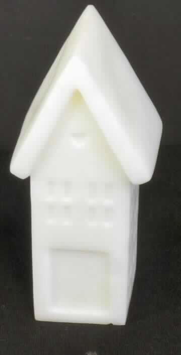 Bei dem sog. "LED-Leucht-Haus" handelt es sich um einen Wachskörper in Form eines Hauses/Turmes (Höhe ca. 17 cm; Grundfläche: ca. 5 x 5 cm). Im Inneren des Wachskörpers befindet sich eine weiß leuchtende LED. Im Boden befindet sich das mit einem An-/Ausschalter versehene Batteriefach (Batterien enthalten). 

Die Ware stellt sich als Ziergegenstand dar, dessen dekorative Wirkung durch das LED-Licht, das den Wachskörper von innen erhellt, erhöht wird. 
Der Charakter der aus verschiedenen Bestandteilen zusammengesetzten Ware wird insbesondere aufgrund des Umfangs, der Bedeutung für die Verwendung und des Gesamterscheinungsbildes durch den ummantelten Wachskörper bestimmt. 

Hinweise auf eine Handarbeit liegen nicht vor.

Die Ware ist als "geformte oder geschnitzte Waren aus Wachs, anderweit weder genannt noch inbegriffen, nicht handgearbeitet" einzureihen.