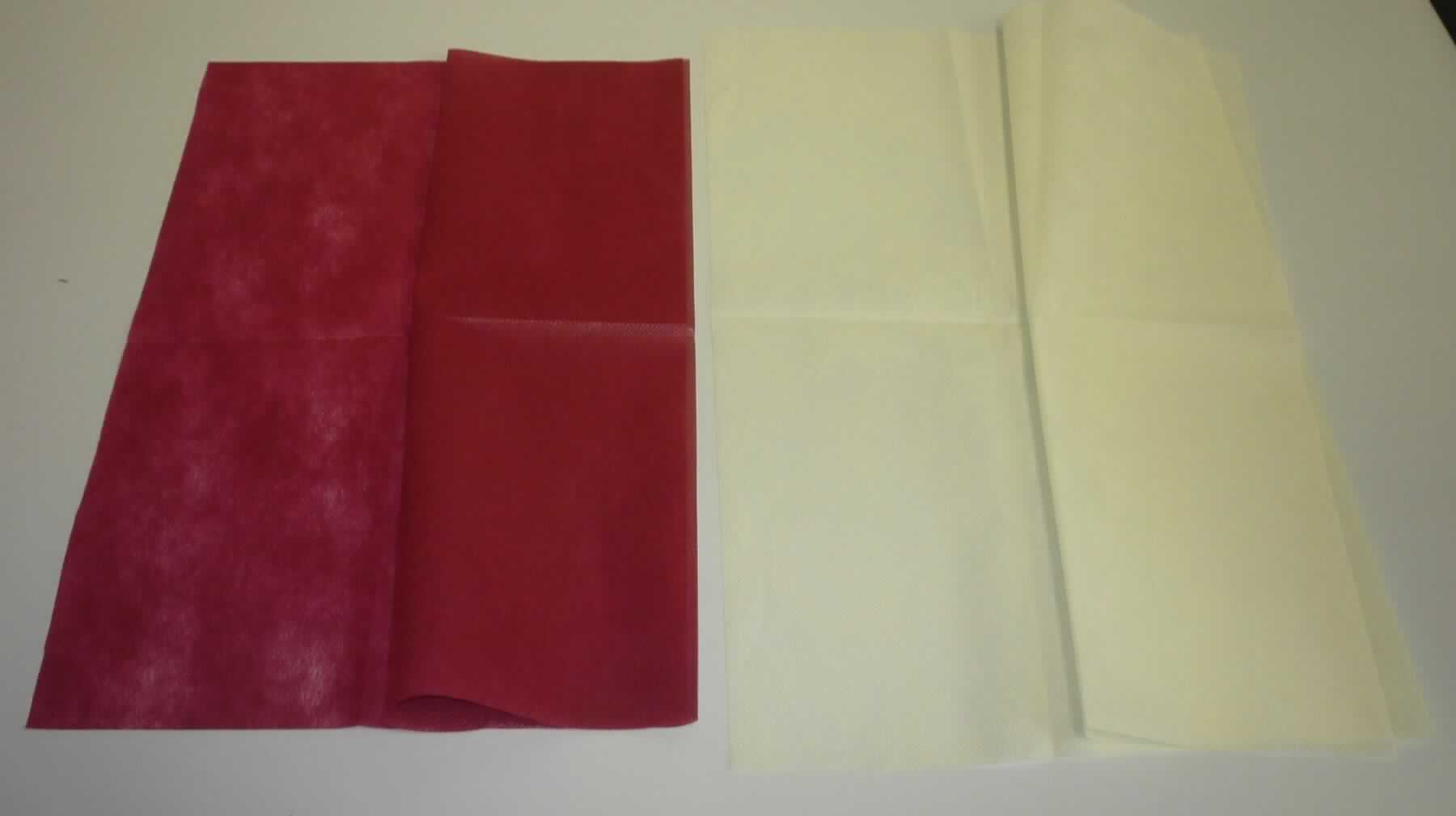 Vliesstoff mit Lage, sog. Tischset, Foto siehe Anlage,
- lt. Antrag als Meterware auf Rolle mit den Abmessungen: 105 cm x 2500 cm (somit nicht konfektioniert, damit u. a. 
  keine Ware der Position 6302),
- laut Untersuchungsergebnis:
-- punktuell thermisch verfestigter Vliesstoff aus synthetischen Filamenten (lt. Antrag: Polypropylen; keine meltblown 
   Fasern),
-- mit einem Quadratmetergewicht von ca. 44 g,
-- weder bestrichen noch überzogen; auf einer Seite mit einer Lage aus einer Kunststofffolie (kein Zellkunststoff) 
   versehen.

"Vliesstoff, aus synthetischen Filamenten, mit einem Quadratmetergewicht von mehr als 25 g bis 70 g, weder 
 bestrichen noch überzogen, anderer als in den Unterpositionen 5603 1290 10 bis 5603 1290 70 genannte"