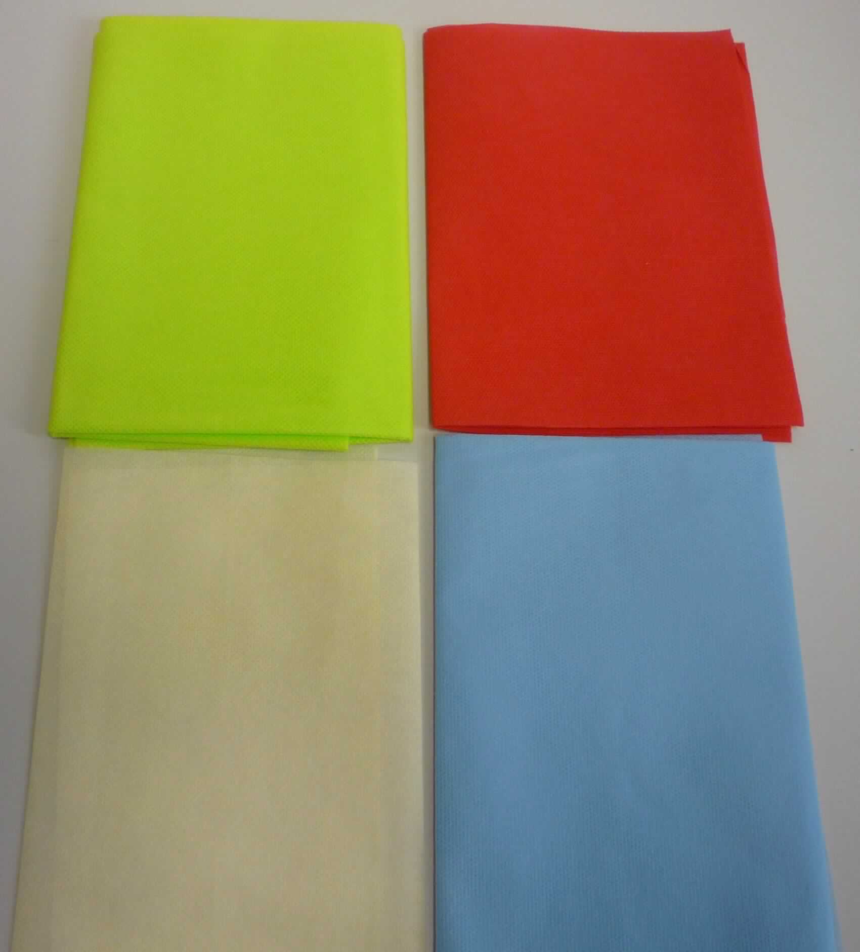 Vliesstoff, sog. Mitteldecke, Foto siehe Anlage,
- rechteckig zugeschnitten (somit nicht konfektioniert, u. a. damit keine Ware der Position 6302); lt. Antrag in den 
  Abmessungen: 80 cm x 80 cm,
- laut Untersuchungsergebnis:
-- einlagiger, punktuell thermisch verfestigter Vliesstoff aus synthetischen Filamenten (lt. Antrag: Polypropylen; 
   keine meltblown Fasern),
-- mit einem Quadratmetergewicht von ca. 40 g,
-- weder bestrichen noch überzogen.

"Vliesstoff, aus synthetischen Filamenten, mit einem Quadratmetergewicht von mehr als 25 g bis 70 g, weder 
 bestrichen noch überzogen, anderer als in den Unterpositionen 5603 1290 10 bis 5603 1290 70 genannte"