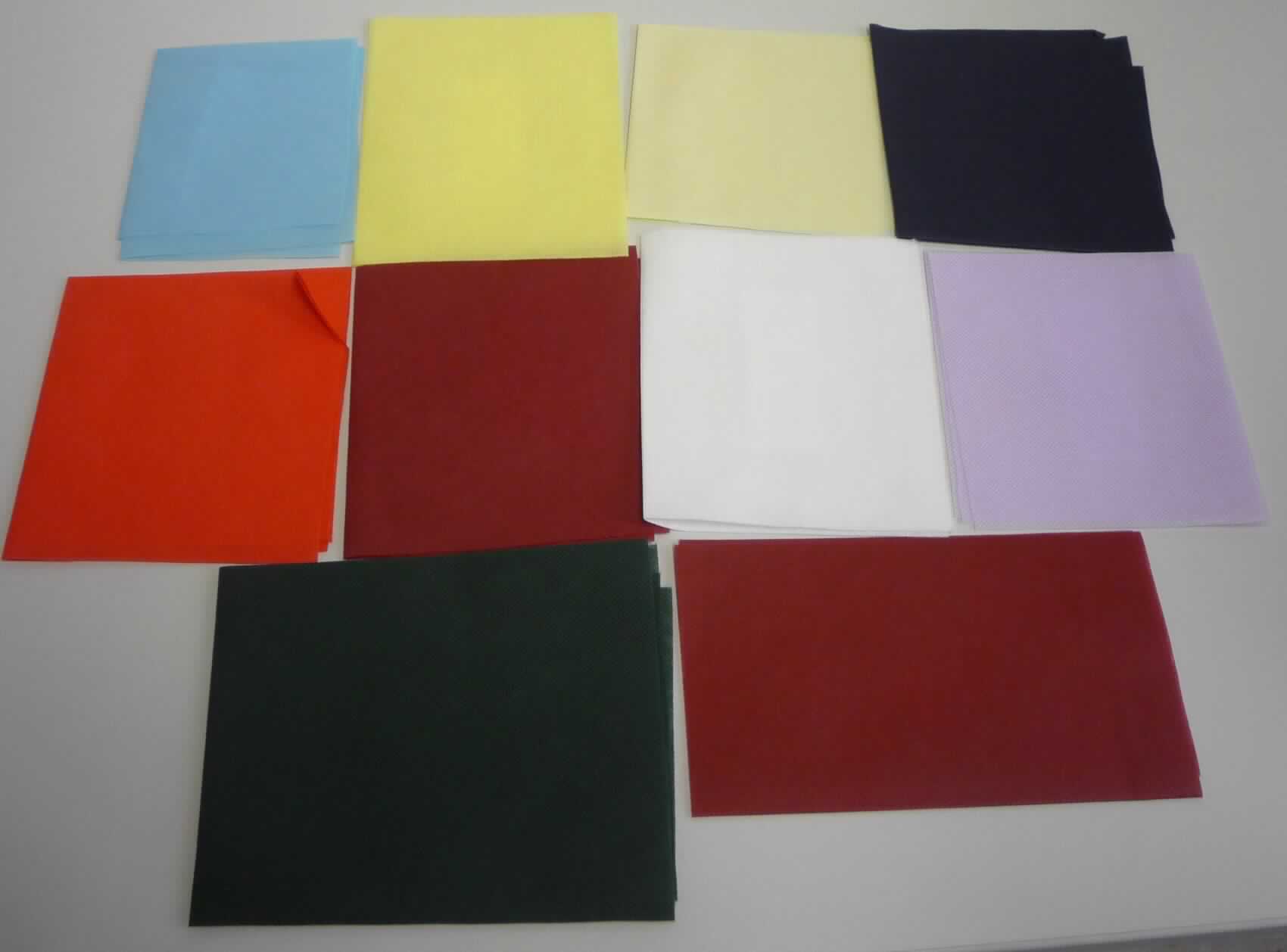 Vliesstoff, sog. Tischdecke, Foto siehe Anlage,
- lt. Antrag als Meterware auf Rollen in den Abmessungen: 2500 cm x 110 cm (somit nicht 
  konfektioniert, u. a. damit keine Ware der Position 6302),
-- einlagiger, punktuell thermisch verfestigter Vliesstoff aus synthetischen Filamenten (lt. Antrag: Polypropylen; 
   keine meltblown Fasern),
-- mit einem Quadratmetergewicht von ca. 47 g,
-- weder bestrichen noch überzogen.

"Vliesstoff, aus synthetischen Filamenten, mit einem Quadratmetergewicht von mehr als 25 g bis 70 g, weder 
 bestrichen noch überzogen, anderer als in den Unterpositionen 5603 1290 10 bis 5603 1290 70 genannte"
