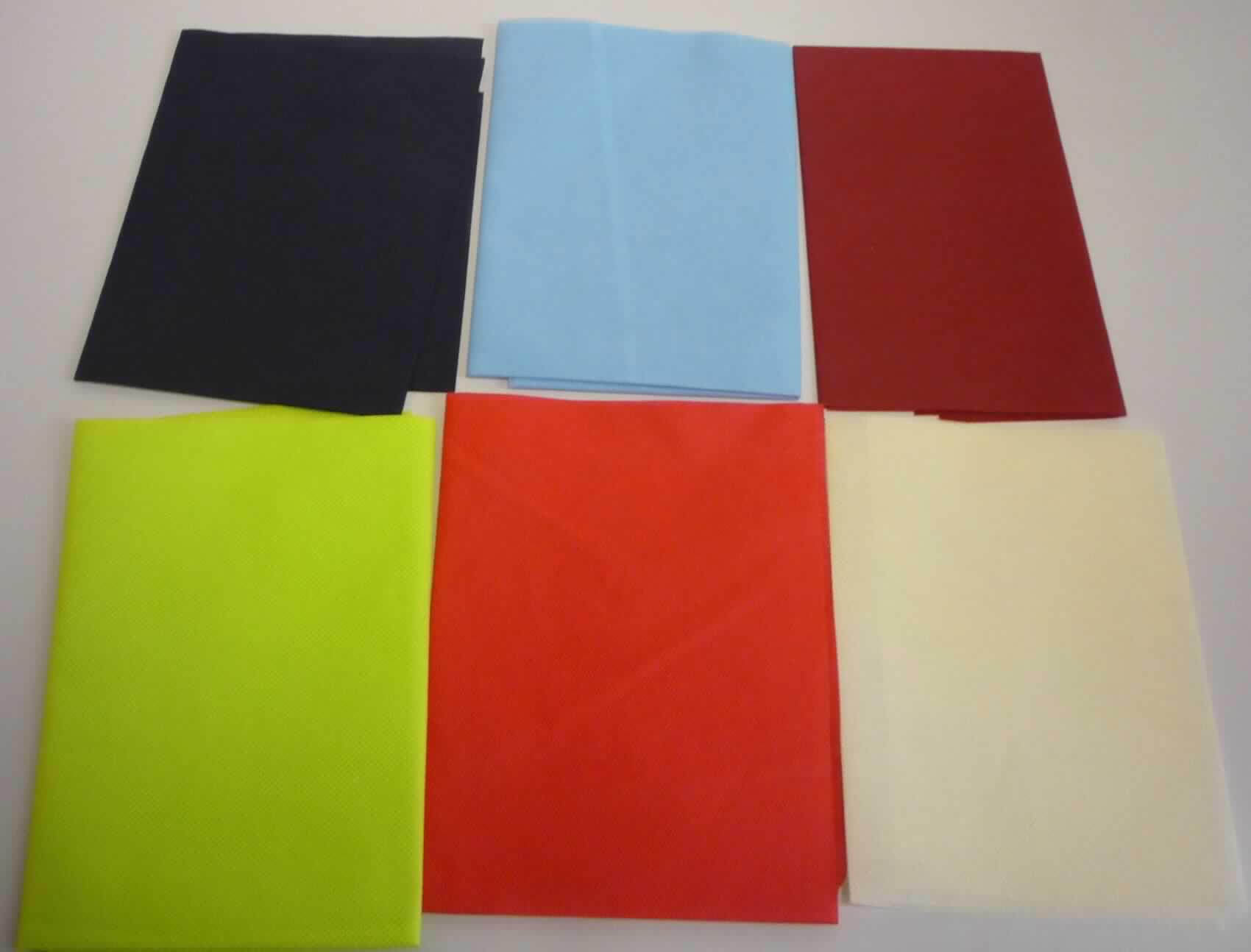 Vliesstoff, sog. Tischläufer, Foto siehe Anlage,
- lt. Antrag als Meterware auf Rollen  in den Abmessungen: 2500 cm x 40 cm (somit nicht 
  konfektioniert, u. a. damit keine Ware der Position 6302),
- laut Untersuchungsergebnis:
-- einlagiger, punktuell thermisch verfestigter Vliesstoff aus synthetischen Filamenten (lt. Antrag: Polypropylen; 
   keine meltblown Fasern),
-- mit einem Quadratmetergewicht von ca. 38 g,
-- weder bestrichen noch überzogen.

"Vliesstoff, aus synthetischen Filamenten, mit einem Quadratmetergewicht von mehr als 25 g bis 70 g, weder 
 bestrichen noch überzogen, anderer als in den Unterpositionen 5603 1290 10 bis 5603 1290 70 genannte"
