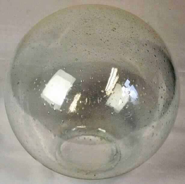 Das sog. "Ersatzglas" ist ein kugelförmiger, am unteren Ende offener, ca. 23 cm x 26 cm (Durchmesser x Höhe) großer Lampenschirm mit Blasenstruktur (sog. Blasenglas).

Der Lampenschirm ist erkennbar für eine Automatikwandleuchte mit integriertem Bewegungsmelder (nicht Gegenstand dieser vZTA) bestimmt und wird auf die Wandhalterung aufgesetzt. 

Das Erzeugnis stellt sich aufgrund seiner Gestaltung als Teil einer elektrischen Leuchte dar. Es ist in einem bedruckten Pappkarton verpackt.

Die Ware ist als "Teil eines Beleuchtungskörpers, anderweit weder genannt noch inbegriffen, aus Glas, zum Ausstatten von elektrischen Beleuchtungskörpern (ausgenommen Scheinwerfer)" einzureihen.