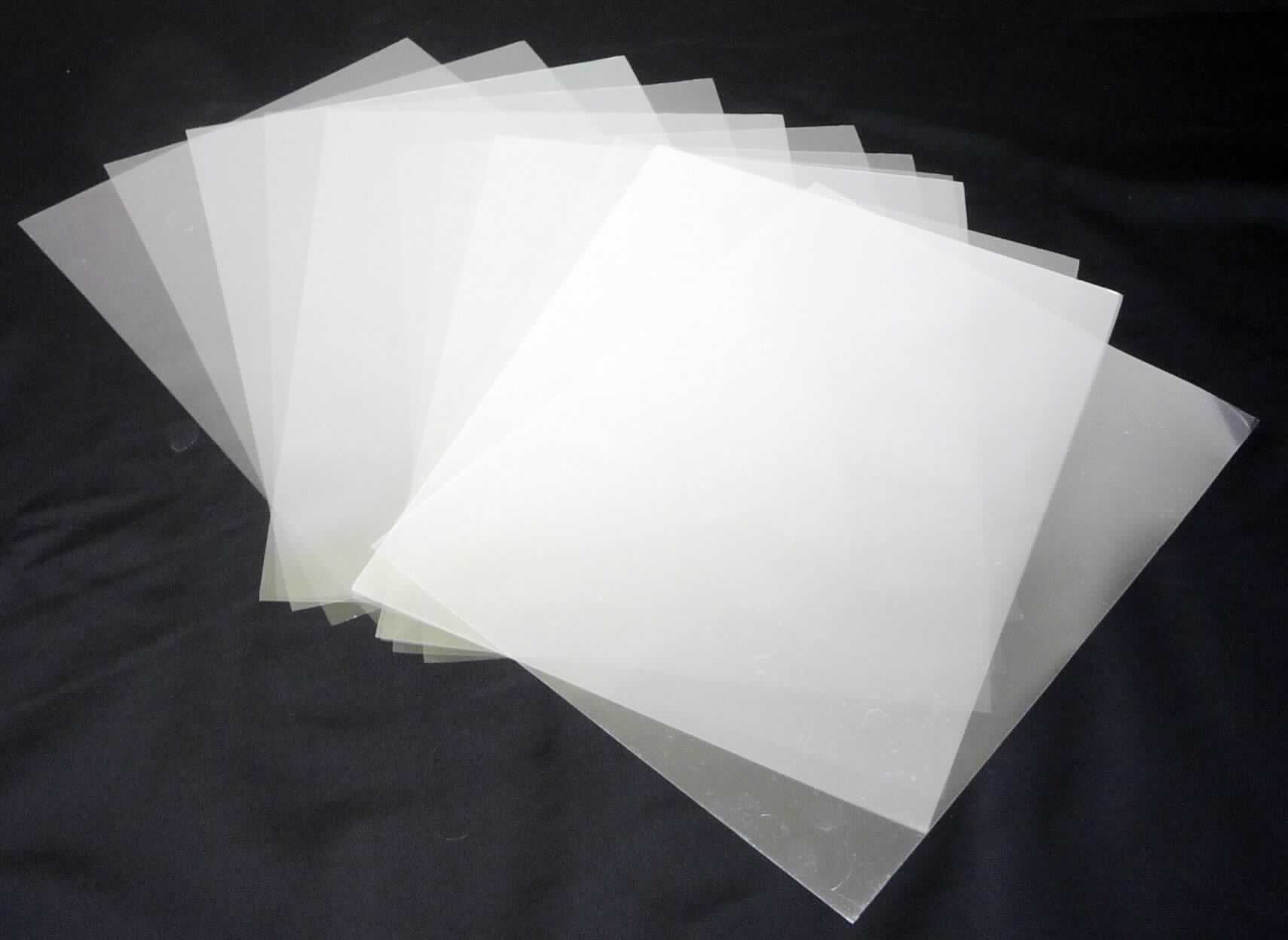 Angaben des Antragstellers:
Polyester-Schrumpffolie mit einer Stärke von 30 my zur Herstellung von Schrumpfschläuchen
-Die Folie wird auf Rollen gehandelt-

Untersuchungsergebnisse an einem Warenmuster:
Farblose transparente Kunststofffolie

Befund:
Es liegt eine Kunststofffolie aus Polyethylenterephthalat im Sinne der Unterposition 3920 6219 vor.