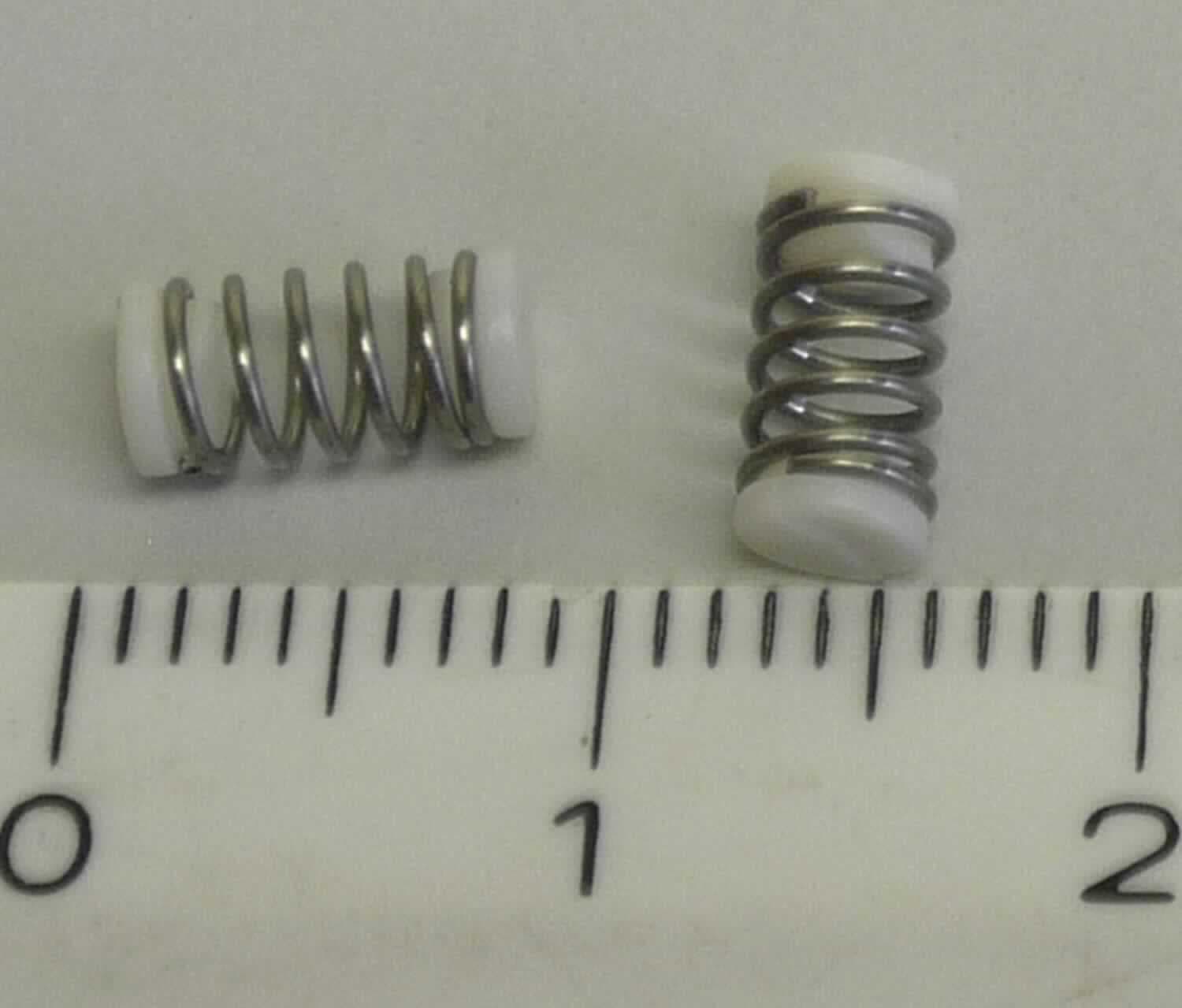 Druckfeder aus Stahl

Bei den Waren handelt es sich um kaltgeformte, schraubenlinienförmige Druckfedern aus Stahldraht (Durchmesser etwa 0,2 mm) mit einem kreisrunden Querschnitt von etwa 3 mm und einer Länge von etwa 7 mm.
Die Erzeugnisse werden als Stoßfängerfeder in Saugrobotern eingesetzt.

Die Waren sind als "schraubenlinienförmige Druckfedern (keine Kegelstumpffedern) aus Stahl, kaltgeformt" in den TARIC-Code 7320 2081 90 einzureihen.