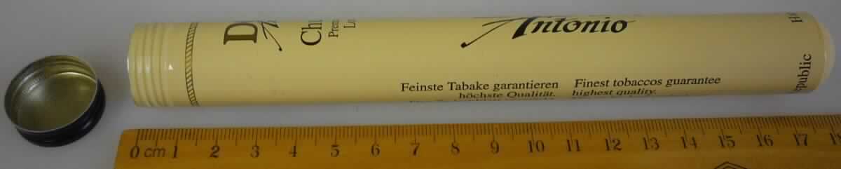 Es handelt sich um etwa 18,2 cm lange zylindrische Behältnisse aus Aluminiumblech. Die Erzeugnisse weisen einen Durchmesser von etwa 2 cm auf und sind am oberen Ende mit einem Schraubverschluss ausgestattet. Die Innenwand ist mit einem Zuschnitt aus pflanzlichem Material (Zedernholz) versehen. Die Waren sind auf der Außenseite bedruckt und dienen als Verkaufsverpackung für Zigarren. 
-Antragstellerangaben-

Abbildung siehe Anlage.

Derartige Erzeugnisse gehören als "Verpackungsröhrchen, aus Aluminium, für Stoffe aller Art (ausgenommen verdichtete oder verflüssigte Gase, mit einem Fassungsvermögen von 300 l oder weniger, ohne mechanische oder wärmetechnische Einrichtungen, auch mit Innenauskleidung" zum TARIC-Code 7612 9080 00.