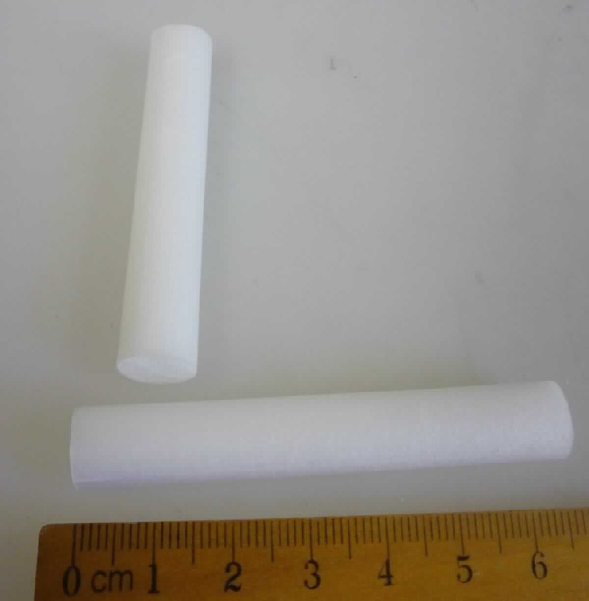 Bei dem sog. Faserstab handelt es sich um ein Teil eines Schreibers in Form eines weißen Tintenleiters aus Spinnstoffen, im Wesentlichen bestehend aus einem Stäbchen aus hochfestem Polyestergarn, mit einer Länge von ca. 67 mm und einem Durchmesser von ca. 10 mm. Der Faserstab ist umhüllt mit einer augenscheinlich aus Kunststoff bestehenden Folie, die ein Auslaufen der Tinte verhindert. Der Faserstab dient zum Leiten der Tinte zur Spitze eines Markers und ist damit erkennbar zur Verwendung in Schreibgeräten bestimmt.

Die Ware ist als "anderes Teil für Füller bzw. Kugelschreiber, keine Schreibfedern und Schreibfederspitzen" einzureihen.