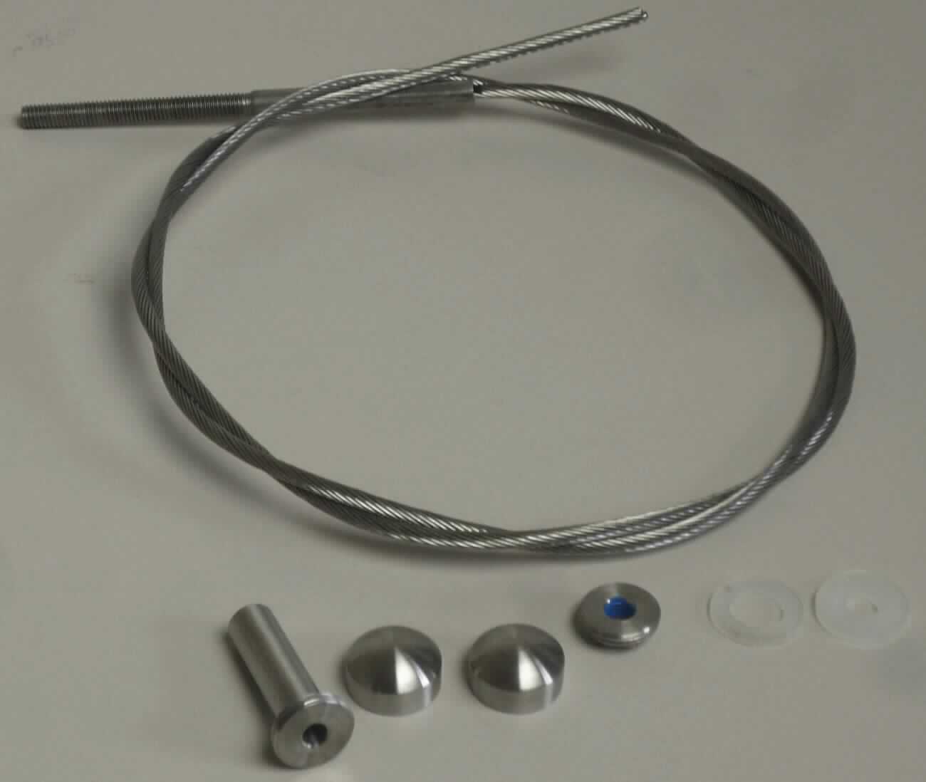 Litze aus nicht rostendem Stahl

Bei der Ware handelt es sich um eine Litze, die aus mehreren Einzeldrähten zusammengedreht ist. Bei dem Material handelt es sich nach den Angaben um einen nicht rostenden Stahl. Die Litze ist an einem Ende mit einem Endstück mit Außengewinde versehen. Das Erzeugnis ist gemeinsam mit einem Verschlusstück und Schutzkappen, sowie Dichtungsringen aus Kunststoff für den Einzelverkauf verpackt. Es wird als Drahtseilsystem verwendet.

Die Ware ist als "andere Litze aus nicht rostendem Stahl" in den TARIC-Code 7312 1020 00 einzureihen.