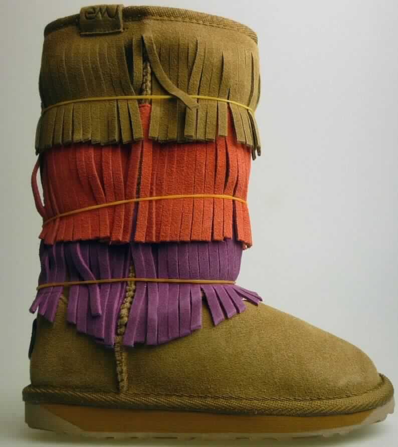 Freizeitstiefel (lt. Antrag: "K10728, Kinderschuh 'Lulu'", Foto siehe Anlage)
- mit Laufsohlen aus (lt. Antrag) Kautschuk; ohne Hauptsohle aus Holz,
- mit Oberteil (geschlossenes Blatt) aus Leder,
- mit großflächigem Zierbesatz aus Lederfransen,
- mit zwei aufgesetzten Firmenemblemen,
- mit Randeinfassungen aus Spinnstoff,
- mit eingeklebtem, wärmendem Innenfutter und Decksohle aus Spinnstoff (Pelzfellimitat aus Plüschgewirken),
- ohne Metallschutz in der Vorderkappe,
- den Knöchel und die Wade bedeckend (über die dickste Stelle der Wade hinausreichend;
  Schafthöhe: ca. 22 cm bei Schuhgröße 27),
- mit einer Länge der Innensohle von weniger als 24 cm

"Schuhe mit Laufsohlen aus Kautschuk und Oberteil aus Leder, andere als in den UPos.
 6403 1200 bis 6403 9118 genannt, mit einer Länge der Innensohle von weniger als 24 cm"