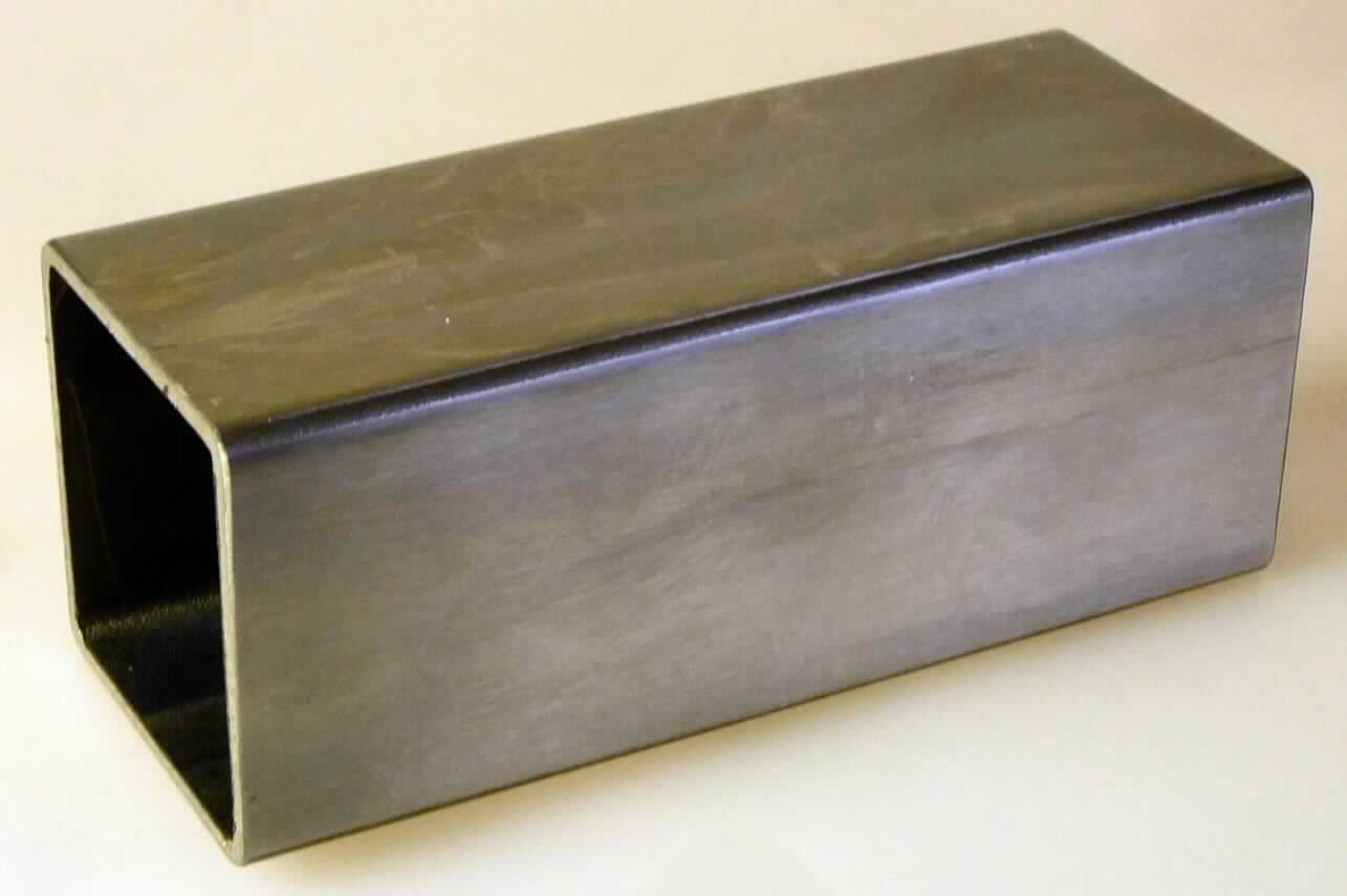 Vierkantrohr

Bei der Ware handelt es sich um ein konzentrisches Hohlerzeugnis mit über die gesamte Länge gleichbleibendem, nur einen einzigen geschlossenen Hohlraum aufweisenden, quadratischen Querschnitt (40 x 40 x 2 mm) der selben inneren und äußeren Form (Rohr) aus nicht rostendem Stahl (V4A, AISI 316). Das Rohr ist gewalzt, geschweißt und geschliffen bearbeitet und besitzt eine matt gebürstete Außenfläche. Es wird in Längen von 5000 mm geliefert und als Handlauf zum Bau von Geländern verwendet.

Die Ware ist als ein anderes geschweißtes Rohr, mit anderem nicht kreisförmigem Querschnitt, hier quadratischem Querschnitt, aus nicht rostendem Stahl in die Unterposition 7306 6110 der Kombinierten Nomenklatur einzureihen.