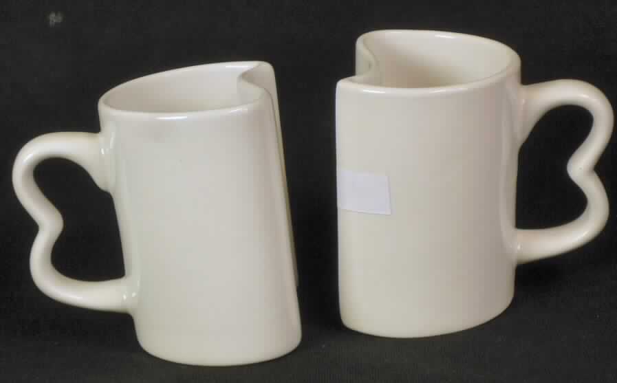 Geschirr aus Porzellan, sog. Zwillings-Tasse, 11oz (2er-Set), Abbildung siehe Anlage, 
- glasierte, weiße, am Boden herzförmig gearbeitete Tasse mit Henkel, 
- die Tassen sind so gearbeitet, dass sie passgenau ineinander geschoben werden können, 
- je mit den Abmessungen von ca. 6,3 (B) x 8 (T) x 9,4 (H) cm, 
- keramisches Erzeugnis, nach der Formgebung gebrannt, tonmineralhaltiges Material 
  enthaltend, 
- nach dem Ergebnis der wissenschaftlichen Untersuchung handelt es sich aus Porzellan. 

"Geschirr (Tasse), aus Porzellan"