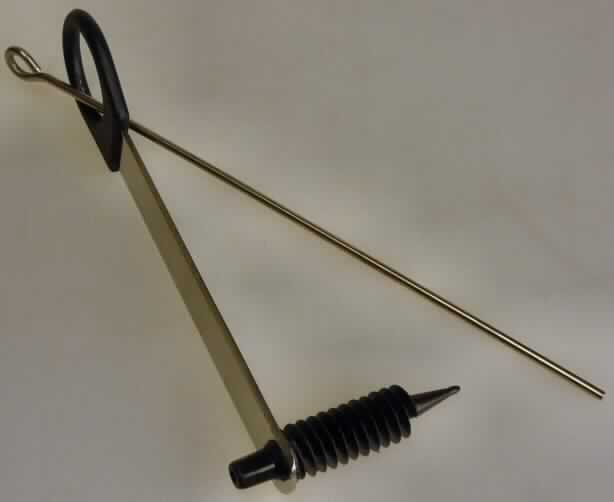 "Rettichschneider"; es handelt sich um ein mit freiem Arm zu handhabendes, noch nicht zusammengesetztes Erzeugnis, bestehend aus einer ca. 8 cm langen Klinge aus Stahl und einem ca. 15 cm langen Spieß aus Metall. Die Klinge ist an einem Ende mit einem "Griff" in Form einer mit Kunststoff ausgekleideten Lochung (Durchmesser ca. 2 cm) und am anderen Ende mit einer ca. 3,5 cm langen Kunststoffspirale ausgestattet. Am oberen Ende der Kunststoffspirale befindet sich eine Lochung zur passgenauen Aufnahme des Spießes. Das Erzeugnis dient als Spiralschneider für Rettich. 
Das Erzeugnis ist auf einem bedruckten Pappreiter für den Einzelverkauf aufgemacht.

Abbildung siehe Anlage.

Derartige Erzeugnisse gehören als "andere Schneidwaren mit arbeitendem Teil aus unedlem Metall" zur Codenummer 8214 9000 00 des Integrierten Zolltarifs der EG (TARIC).