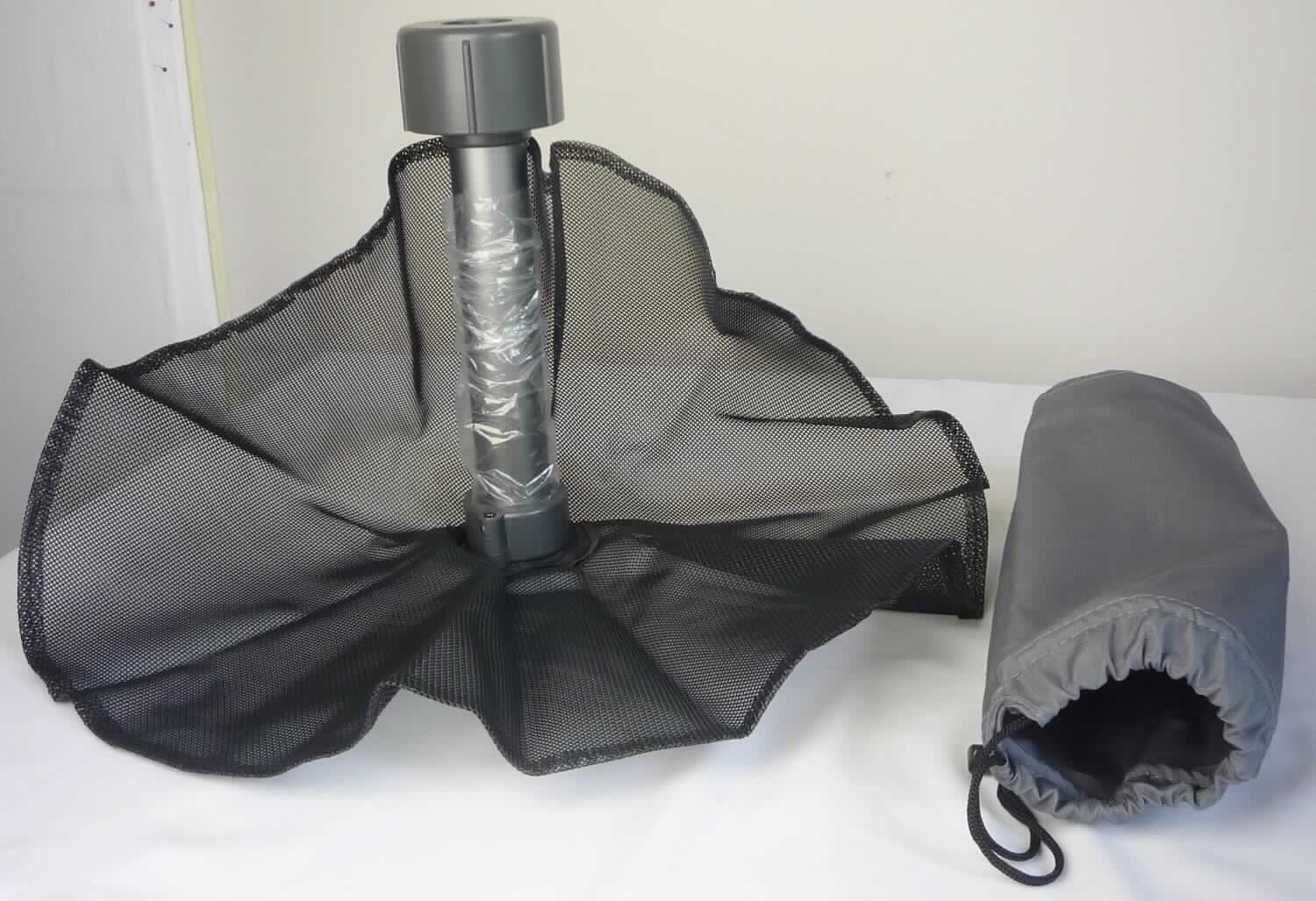Zubehör für Sonnenschirme, sog. Schirmständer, Art. Oka, Abbildung siehe Anlage, 
- Schirmständer, bestehend aus: 
- - einem runden Zuschnitt aus Spinnstoffgeweben (lt. Antrag Polyester), 
- - einem mittig in den runden Gewebezuschnitt, mit einer Kunststoffhalterung befestigten Metallrohr (lt. Antrag 
    Aluminium) zur Aufnahme des Schirm, oben mit einer Feststellschraube aus Kunststoffen zur Sicherung des 
    Schirms (für Durchmesser zwischen 25 bis 32 mm, lt. Antrag), 
- mit einem Durchmesser von ca. 54 cm (Gewebezuschnitt) und einer Höhe von insges. ca. 29 cm, 
- spezieller Schirmständer zum Einstecken und Befestigen eines Sonnenschirms an einem Sand/- Kiesstrand, 
- verpackt in einem Behältnis aus Spinnstoffen mit je einem Zugkordelverschluss an beiden Enden, 
  (übliche Verpackung).

"Zubehör für Sonnenschirme (Schirmständer)"