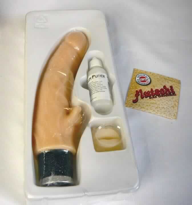Erotikartikel (Dildo), sog. Flame Vibe, Art.-Nr. 0562351 0000, in Form einer in Form einer Warenzusammenstellung in Aufmachung für den Einzelverkauf, bestehend aus
1. einem stufenlos regelbaren Vibrator als Penisnachbildung (charakterbestimmender Bestandteil im Hinblick auf die Verwendung) aus weichem, flexiblen Kunststoff (TPR), mit sog. Reizflammen am Schaft, eingebautem, batteriebetriebenen Motor und Batteriefach für zwei Mignon-Batterien (nicht inklusive), konisch zulaufend, hautfarben, Gesamtlänge ca. 22 cm, Durchmesser max. ca. 4,5 cm, am unteren Ende mit einem zylinderförmigen, abschraubbaren Deckel mit Ein-/Ausschalter, 
2. einer Tüte Gleitgel (Inhalt 6 ml),
3. einer Flasche Talkumpuder (Inhalt 20 g) und
4. einem quadratischen Stück Testmaterial (TPR), welches durch eine kleine Öffnung in der Verpackung getestet werden kann.
Äußere Form: siehe Abbildungen in der Anlage.
Die Ware dient zur Vibrationsmassage im Intimbereich. Die Bestandteile sind gemeinsam in einer Blisterverpackung und zusätzlich in einem Pappkarton untergebracht.

Die Ware ist als "elektrisches Vibrationsmassagegerät" einzureihen.
