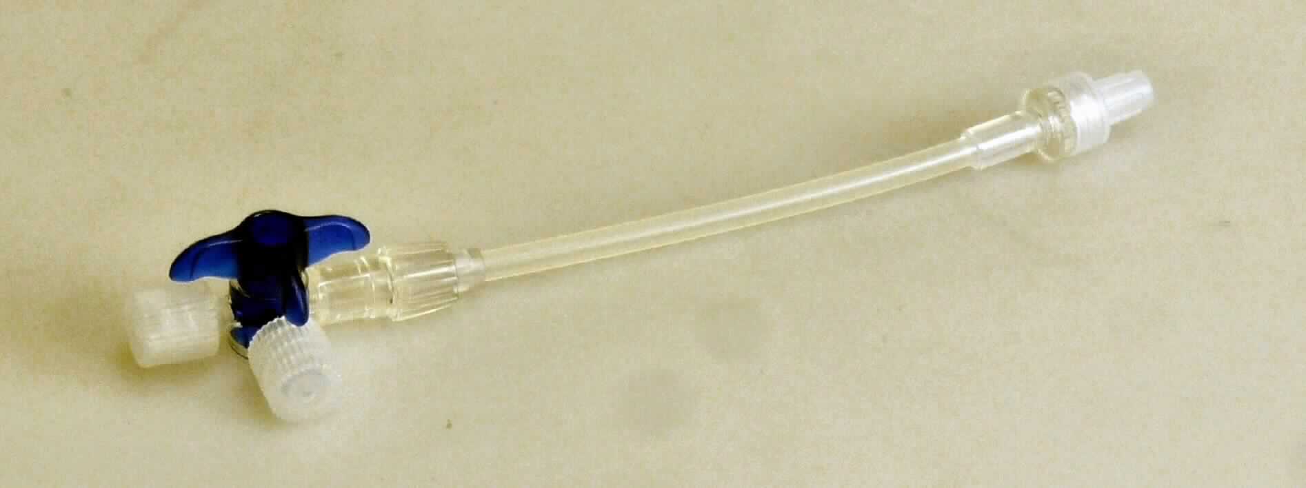 Medizinischer Dreiwegehahn, zusammengesetzte Ware aus
- einem Dreiwege-Zylinderhahn, aus transparentem Kunststoff, mit zwei LuerLock-Female-Anschlüssen mit abschraubbarem Kunststoffkappen, mit in 45°-Schritten rastendem Küken mit angeformtem dreiflügeligen Handgriff aus blauem Kunststoff,
- einem daran angebrachtem Axial-Rotationsadapter aus transparentem Kunststoff und
- daran befestigtem Schlauch aus transparentem Kunststoff, ca. 10 cm lang, mit endständigem LuerLock-Male-Anschluss mit abschraubbarer Kunststoffkappe.
Die Ware ist in einer Verpackung aus transparenter Kunststoffolie und bedrucktem Papier einzeln eingeschweißt und steril verpackt. Die Ware dient dem Regulieren des Durchflusses von flüssigen Medien durch Drehen des Kükens, insbesondere in medizinischen Infusionssystemen. Charakterbestimmend im Hinblick auf die Bedeutung für die Funktion der zusammengesetzten Ware ist der Dreiwegehahn.

Die Ware ist als "Armatur für Schlauchleitungen, nicht von Unterpos. 8481 10 bis 8481 8081 30 erfasst, Zylinderhahn" einzureihen.