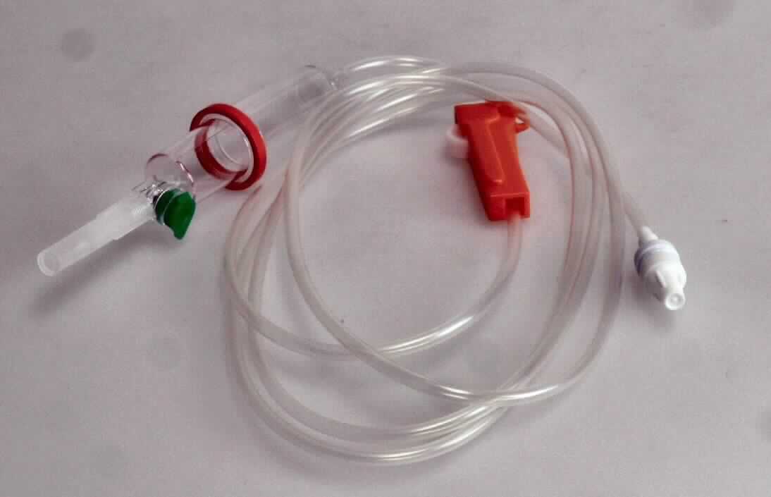 Infusionssystem, sog. Infusionsgerät, im Wesentlichen bestehend aus einem Dorn (Spike) aus Kunststoff mit Schutzhülle zum Einstechen in den Gummistopfen eines Infusionsbehälters (nicht Gegenstand dieser Auskunft), einer Tropfkammer mit Belüftung, einer transparenten Infusionsleitung, einem Durchflussregler (Rollenklemme) zur Steuerung der Durchflussmenge, mit der die Infusionsflüssigkeit in den Körper gelangt und einem Luer-Anschlusskonnektor.
Äußere Form: siehe Abbildung in der Anlage.
Das Infusionssystem dient zur Verbindung eines Infusionsbehälters mit einem intravenösen oder subkutanen Zugang, um Patienten auf dem Wege der Schwerkraftinfusion Medikamente zuzuführen.

Die Ware, welche steril in einer Papier-/Kunststofftüte verpackt ist, wird als "medizinisches Gerät in Form eines Infusionsgerätes" eingereiht.