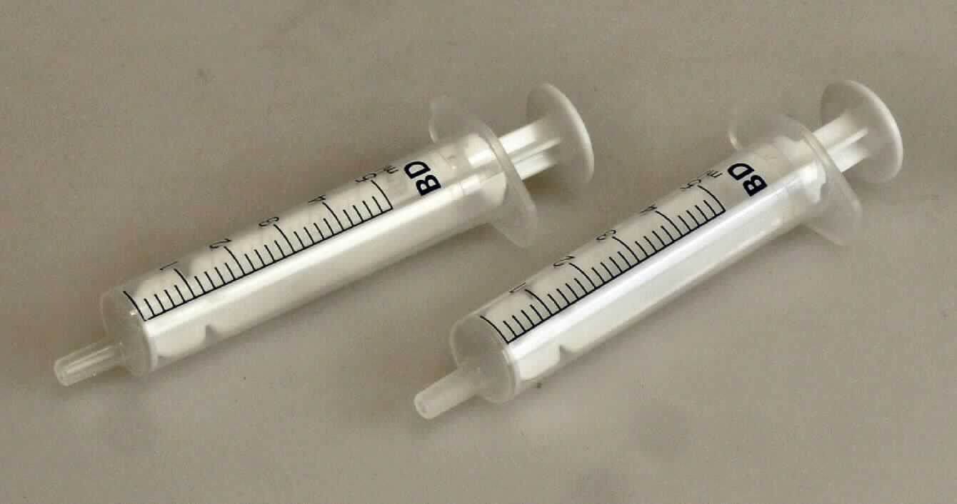 Sog. Injektionsspritze (REF201234), in Form eines röhrchenförmigen, klarsichtigen Spritzenkörpers mit aufgedruckter Skalierung (0,5 ml) aus Kunststoff, mit Fingerauflage (Griffplatte), leicht konischem Luer-Ansatzstück und integriertem Kolben, mit einem Durchmesser von ca. 13,5 mm und einer Gesamtlänge von ca. 75 mm.
Äußere Form: siehe Abbildung in der Anlage.
Die zum Einmalgebrauch vorgesehene Spritze wird mit einem flüssigen Medikament (nicht Gegenstand dieser Auskunft) befüllt, um dieses per Injektion in den Körper eines Patienten einbringen zu können.

Die Ware, welche in einer bedruckten Papier-/Kunststofftüte verpackt ist, wird als "medizinisches Instrument in Form einer Spritze aus Kunststoff" eingereiht.