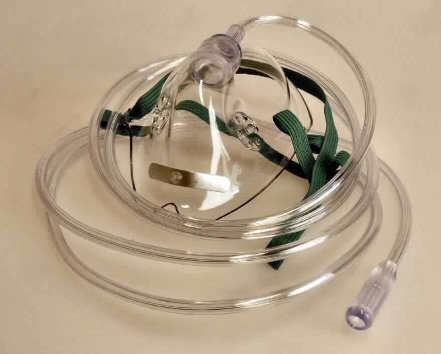 Sog. Sauerstoffmaske, bestehend aus einer weichen Maske aus Kunststoff mit einem  Metallbügel über dem Nasenrücken, die über Mund und Nase aufgesetzt wird, links und rechts mit sechs kreisförmig angeordneten Luftaustrittslöchern und einem Gummiband zur Befestigung am Kopf versehen. Die Maske ist über ein in der Austrittsöffnung unter der Nasenausbuchtung befindliches Verbindungsstück mit einem 210 cm langen, flexiblen  Schlauch mit Anschlussstück verbunden, der an ein Gerät zur Sauerstoffversorgung (nicht Gegenstand dieser Auskunft) angeschlossen werden kann.
Äußere Form: siehe Abbildung in der Anlage.
Die Maske ist in einem Kunststoffbeutel mit Beipackzettel verpackt.

Die Ware wird als "Teil, erkennbar hauptsächlich zur Verwendung für ein Atemtherapiegerät" eingereiht.