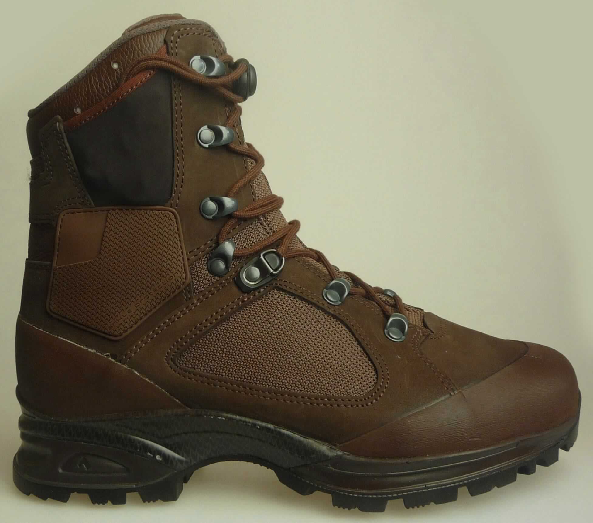 Freizeitstiefel (lt. Antrag: "Schnürstiefel aus Rindleder, Nepal Pro, Art. 203308", Foto siehe Anlage)
- mit Laufsohlen aus (lt. Antrag) Kautschuk; ohne Hauptsohle aus Holz,
- mit Oberteil (geschlossenes Blatt) aus Leder (den größten Teil der Außenfläche bildend), Kunststoff 
  (Spinnstoff mit einer mit bloßem Auge wahrnehmbaren Außenschicht aus Kunststoff) und Spinnstoff,
- auf das Oberteil sind Stücke aus Kunststoff, Leder und Spinnstoff als Verstärkungsteile aufgesetzt,
- mit Schnürsenkelverschluss und Kordelstopper sowie mit abstehenen Metallösen,
- ohne Metallschutz in der Vorderkappe,
- den Knöchel, jedoch nicht die Wade bedeckend,
- mit einer Länge der Innensohle von mehr als 24 cm,
- nicht als Männer- oder Frauenschuhe erkennbar

"Schuhe mit Laufsohlen aus Kautschuk und Oberteil aus Leder, andere als in den UPos. 6403 1200 bis 6403 9111 
 genannt, nicht als Männer- oder Frauenschuhe erkennbar"