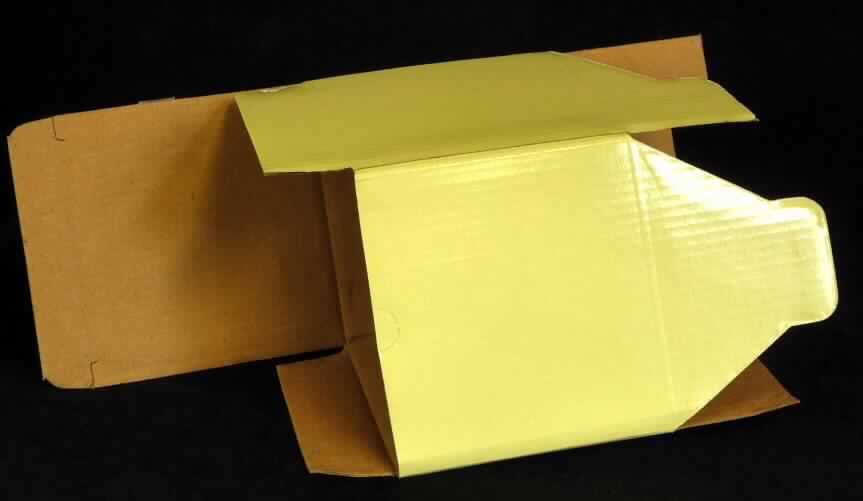 Bei der als "Geschenkkarton für Becher in Farbe (creme)" bezeichneten Ware handelt es sich nach dem vorliegenden Warenmuster um einen flachliegenden, unregelmäßig zugeschnittenen, mehrfach gerillten und an einer Seite durch Leim zusammengefügten Zuschnitt aus Wellpappe. Durch einfaches Falten und Ineinanderstecken kann er zu einem etwa 10,8 x 10,3 x 10,2 cm (L x B x H) großen Behältnis zusammengesteckt werden, das der Verpackung von Kaffeebechern (nicht Gegenstand dieser Auskunft) dienen soll.

Derartige Waren gehören als "Schachteln oder Kartons aus Wellpapier oder Wellpappe" zur Codenummer 4819 1000 00 0 des Elektronischen Zolltarifs.