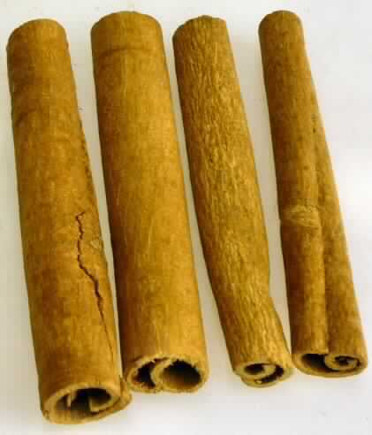 Nach den Angaben der Antragstellerin und der vorgelegten Warenprobe handelt es sich um getrocknete, ca. 7,5 cm lange Zimtstangen. Nach den ergänzenden Angaben handelt es sich um Chinesischen Zimt (Cinnamomum cassia).
Die zu Dekorationszwecken bestimmten Zimtstangen sind in einer klarsichtigen Kunststoffschachtel mit Schleifenband für den Einzelverkauf aufgemacht.

Zolltarifrechtlich handelt es sich um anderen Zimt als von Bäumen oder Sträuchern der "Cinnamomum zeylanicum Blume".

Eine Verwendung als Dekorationsartikel steht der Einreihung nicht entgegen.