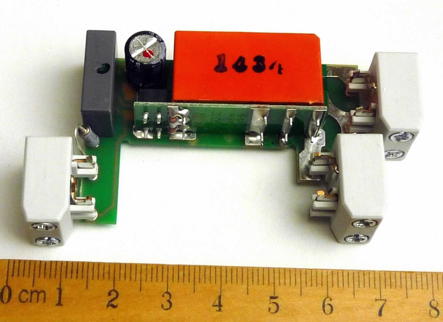 Sog. Baugruppe 45158823,
- im Wesentlichen bestehend aus einer Leiterplatte, bestückt mit einem elektromagnetischen Relais und passiven Bauelementen (u.a. LED, Widerstand, Kondensator, Spulen) sowie mit Anschlussklemmen,
- für eine Spulenspannung von 3 V und eine Stromstärke von 16 A, 
- zum Einbau in eine elektronische Zeitschaltuhr,
- zum automatischen Schließen und Unterbrechen von elektrischen Stromkreisen.

Die Ware wird als "elektrisches Gerät zum Schließen und  Unterbrechen von elektrischen Stromkreisen, Relais, für eine Spannung von 60 V oder weniger, für eine Stromstärke von mehr als 2 A, nicht für bestimmte Luftfahrzeuge, keine Ware des TARIC-Codes 8536 4190 30 0" eingereiht.

Anlage: 1 Abbildung