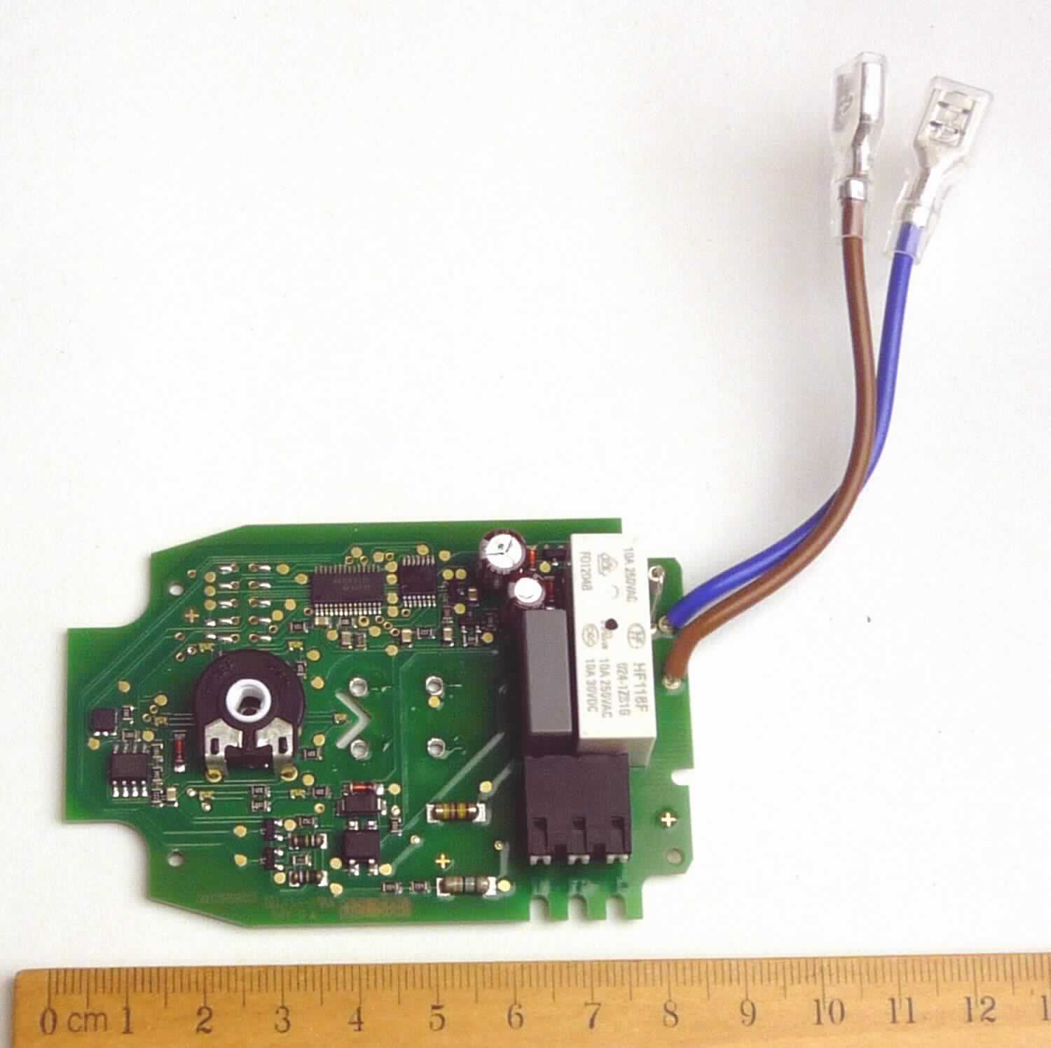 Unvollständiger elektronischer Temperaturregler, in Form eines elektrischen Regelglieds, im Wesentlichen bestehend aus einer mit Relais, ICs, Widerständen, Kondensatoren und weiteren elektrischen und elektronischen Bauelementen bestückten Leiterplatte (äußere Form: siehe Abbildung in der Anlage). Die Platine wird in Badheizungen eingebaut und dient dort dem Regeln der Temperatur. Die mittels Thermometer (nicht Gegenstand der vZTA) aufgrund fortlaufender Messungen ermittelte Temperatur wird mit dem hinterlegten Sollwert verglichen und ein entsprechendes Signal abgegeben, um beide Werte anzugleichen.
Die Ware wird als "elektronischer Thermostat, nicht für zivile Luftfahrzeuge bestimmt" eingereiht.