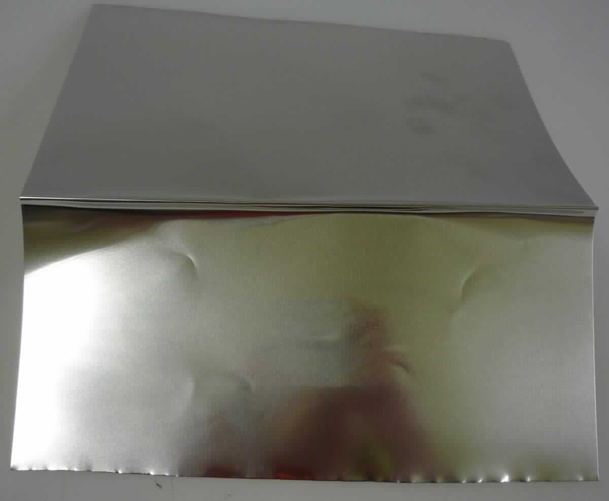 Band aus Zirkonium

Bei der Ware handelt es sich um ein massives, metallisches Flacherzeugnis aus Zirkonium mit der Werkstoffbezeichnung ZR 702. Das Präzisionsband ist nach den Angaben kaltgewalzt und weichgeglüht. Die Abmessungen betragen 230 mm x 0,10 mm. Das Erzeugnis wird in Rollen gehandelt. 

Die Ware ist nach ihrer Beschaffenheit als andere Ware aus Zirkonium in den TARIC-Code 8109 9000 00 einzureihen.