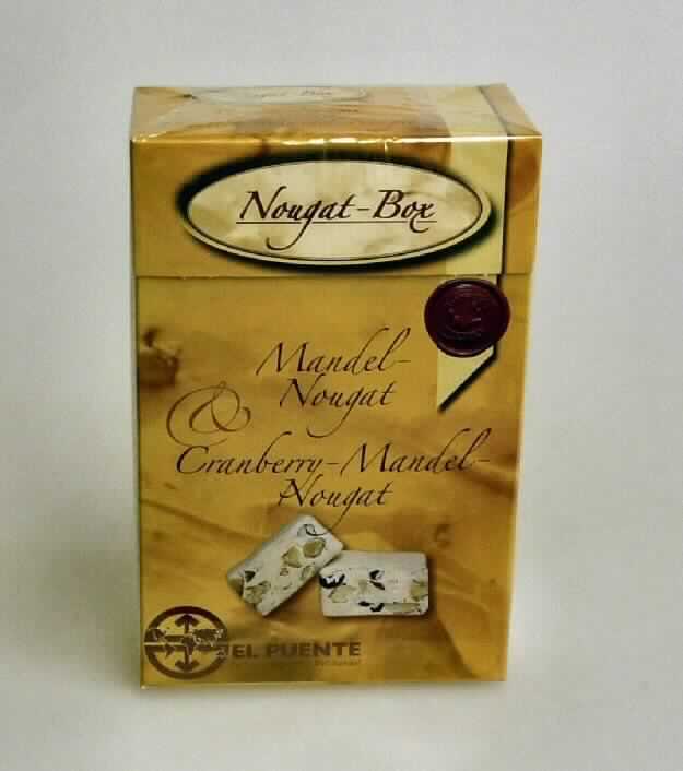 Zuckerware; Nougat

Bei der vorgelegten Warenprobe handelt es sich um weiche, quaderförmige Zuckerwaren aus weißem Nougat (etwa 3,5 cm x 2,5 cm x 2,0 cm groß), durchsetzt mit zerkleinerten Mandeln bzw. mit zerkleinerten Mandeln und Cranberrystücken. Die Erzeugnisse sind einzeln in transparente Kunststofffolie verpackt und zu 14 Stück (deklariertes Gesamtgewicht: 196 g) in einer bunt bedruckten Pappschachtel original umverpackt. 

Die vom Antragsteller vorgelegten Angaben zur Zusammensetzung der Ware werden als zutreffend unterstellt. Danach enthält die Ware:
- Stärke/Glucose:  25 bis weniger als 50 GHT;
- Saccharose/Invertzucker/Isoglucose: mehr als 50 GHT.
Gehalte an Milchfett und Milchprotein werden auf Grund der Warenbeschaffenheit ausgeschlossen.

Es handelt sich bei dem Erzeugnis um eine andere Zuckerware der Unterposition 1704 9099 der Kombinierten Nomenklatur.