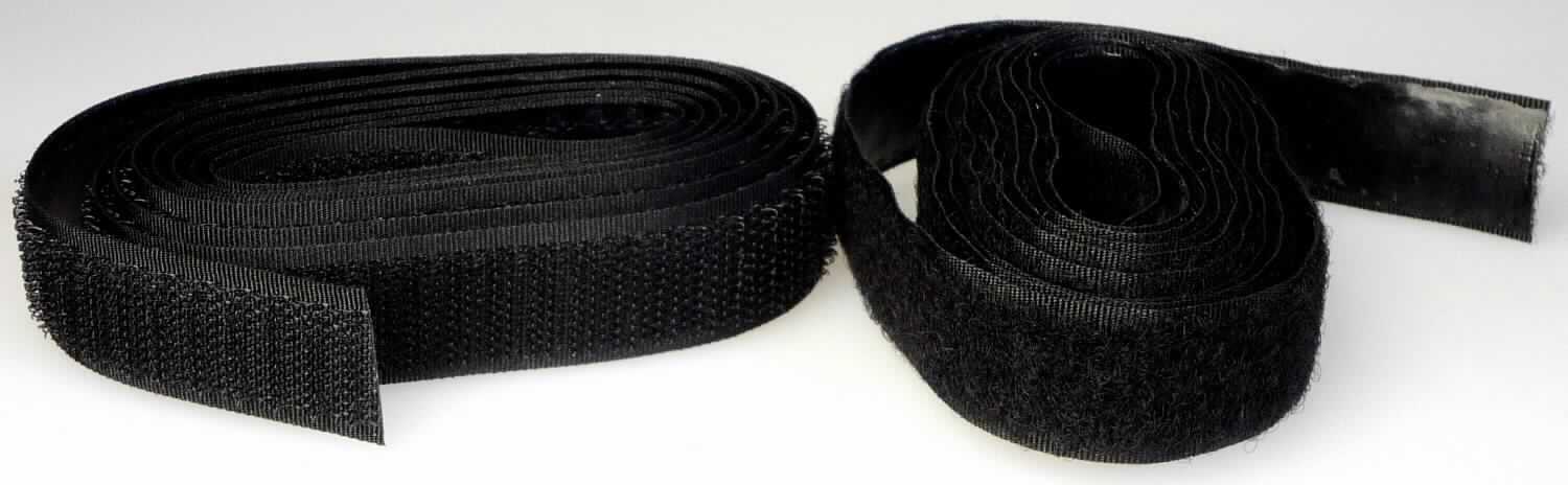 Klebeband, sog. Klettband, Art. 3563483, Foto siehe Anlage,
- als zweiteiliges Sortiment in einer Pappschachtel verpackt,
- als Meterware; lt. Antrag mit einer Breite von 2 cm und einer Länge von 150 cm,
- bestehend aus zwei Bändern (Klett- und Flauschband) aus Samt- bzw. Schlingengeweben aus Spinnstoffen, die 
  einseitig mit einer Klebeschicht aus lt. Antrag Kautschuk (kein Zellkautschuk) überzogen sind (somit keine 
  Ware der Position 5806),
- mit unechten Webkanten an beiden Längsseiten,
- mit einem Quadratmetergewicht von augenscheinlich weniger als 1500 Gramm.

"Kautschutiertes Gewebe, anderes als solche der Position 5902, Klebeband, mit einer Breite von weniger als 
 20 cm"