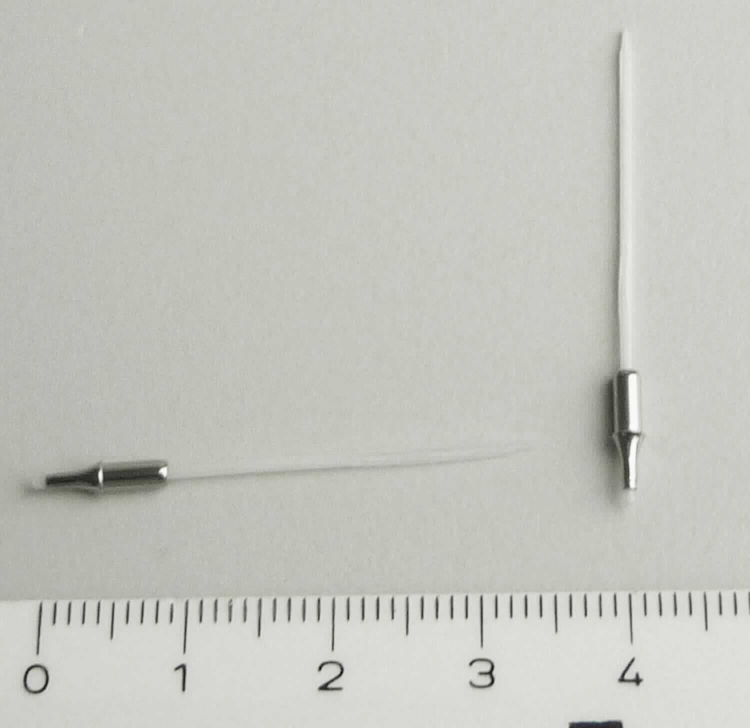 Es handelt sich bei dem sog. "Fineliner-Docht / Schreibspitze" um eine metallgefasste Spitze einer Schreibmine aus Kunststoff.
Das in einer Kunststofftüte verpackte Erzeugnis enthält Fasern, besitzt einen Innenkanal und ist ca. 3,5 cm lang.

Die Ware ist als erkennbares "Teil eines Stiftes mit poröser Spitze; Schreibfederspitze, Fasern enthaltend, mit Innenkanal" einzureihen.


Anlage: 1 Abbildung