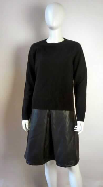 Kleid, sog. Damenkleid, Größe S, Foto siehe Anlage,
- in der Optik eines aus "Pullover" und "Rock" bestehenden Kleidungsstücks,
- mit einem Oberteil aus ca. 1,4 mm dicken, einfarbigen Kuliergewirken der Position 6006 aus laut Antrag
  80 % Wolle und 20 % Nylon (synthetische Chemiefasern),
- mit einem Rockteil aus ca. 0,8 mm dicken, einfarbigen Gewirken der Position 5903 mit einer Außenseite
  aus Kunststoff (geprägte Zellkunststofffolie; laut Antrag Polyurethan) und einer Innenseite aus dichtem,
  gerautem Gewirke,
- gefüttert,
- mit einem runden Halsausschnitt,
- hinten mit einer bis zum Rockteil reichenden Öffnung mit Reißverschluss,
- mit langen Ärmeln,
- über den halben Oberschenkel reichend (Rückenlänge: ca. 98 cm); kann aufgrund der Länge ohne ein 
  weiteres, den Unterkörper bedeckendes Kleidungsstück getragen werden,
- am unteren Rand durch Umschlagen und Festnähen gesäumt,
- im Hinblick auf das äußere Erscheinungsbild und den Umfang sind die Gewirke der Position 5903 und die
  Gewirke der Position 6006 als annähernd gleichbedeutend anzusehen, im Hinblick auf den Wert bestimmen
  die Gewirke der Position 6006 den Charakter des Kleids.

"Kleid, aus Gewirken, für Frauen, aus Wolle"