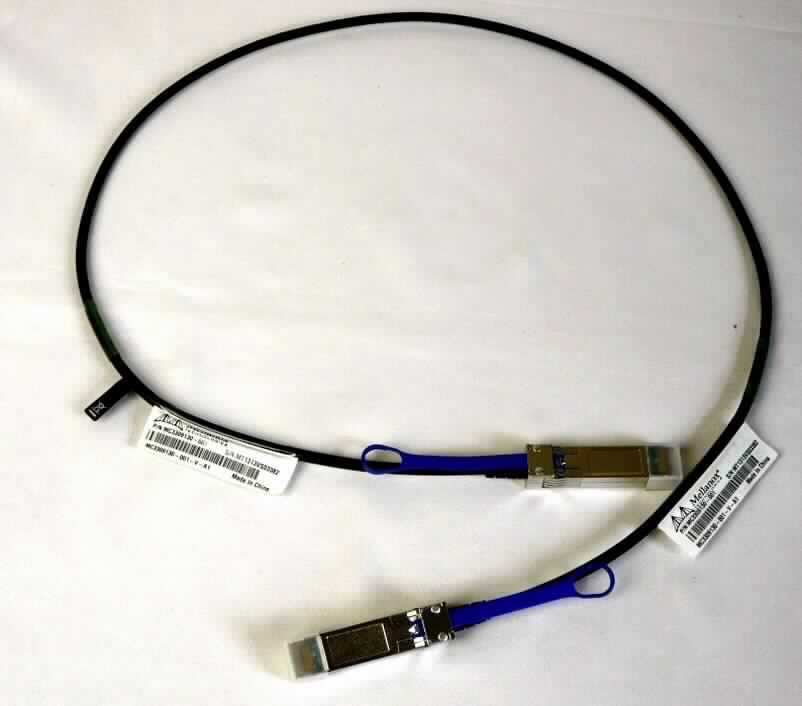 Passives Verbindungskabel aus Kupfer mit zwei SFP-Steckerverbindern, mit einer Länge von insgesamt 100 cm, für eine Spannung von 30 V, zum Verbinden von Netzwerk- und Telekommunikationsgeräten zwecks Datenübertragung.

Das Erzeugnis ist als "isoliertes elektrisches Kabel, kein Koaxialkabel oder Zündkabelsatz, für eine Spannung von weniger als 1000 V, mit Anschlussstücken, von der für die Telekommunikation verwendeten Art" einzureihen.