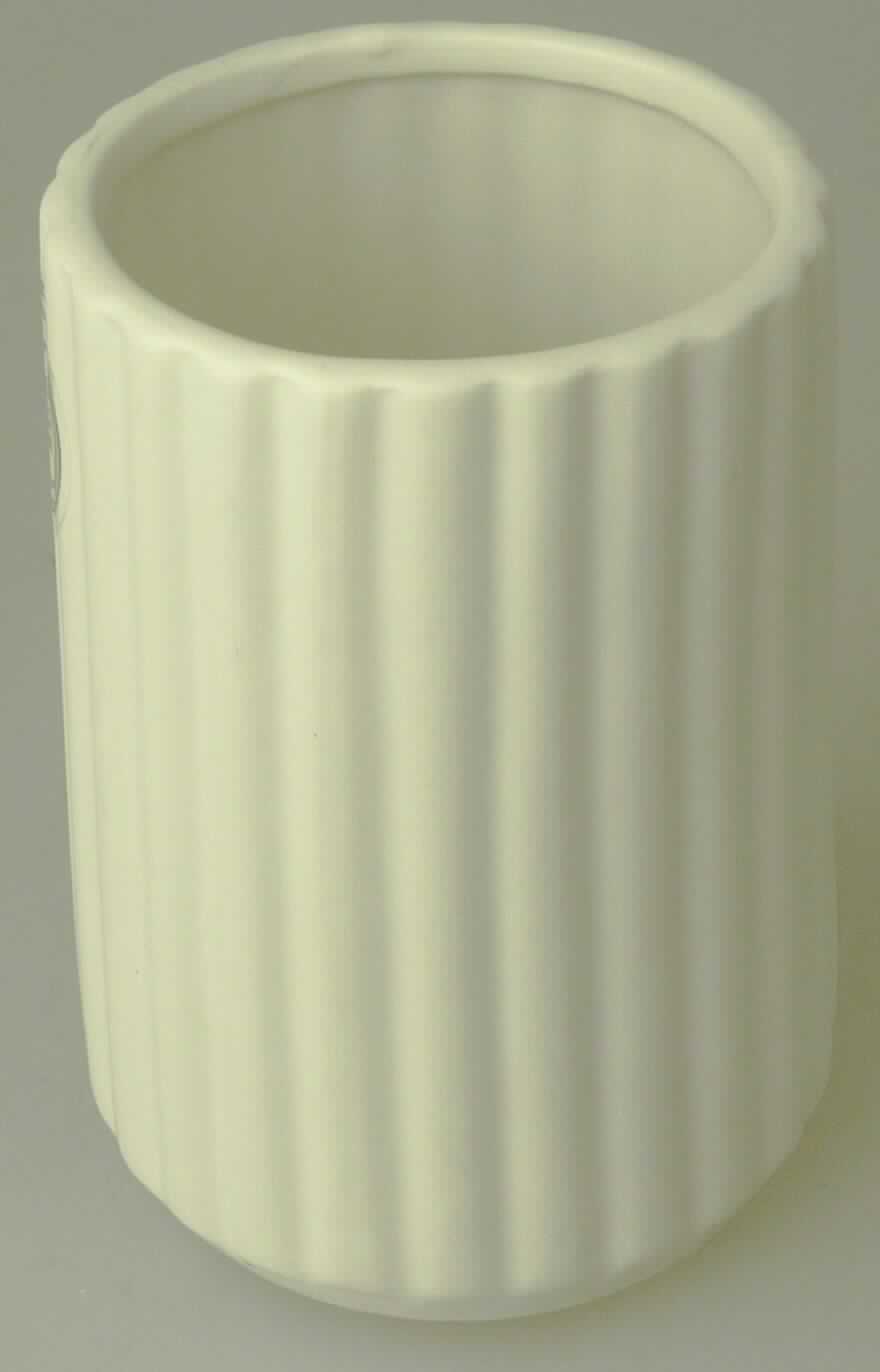 Toilettengegenstand, sog. Zahnputzbecher, Abbildung siehe Anlage, 
- matt glasierter, weißer Becher, auf der Außenseite mit senkrechter Rillenstruktur versehen, 
- mit einem Durchmesser (oben) von ca. 6,2 cm und einer Höhe von ca. 9,9 cm, 
- keramisches Erzeugnis nach der Formgebung gebrannt, tonmineralhaltiges Material enthaltend, 
- nach dem Ergebnis der wissenschaftlichen Untersuchung handelt es sich um Porzellan, 
- zur Verwendung als Zahnputzbecher bestimmt.

"Toilettengegenstand, aus Porzellan"