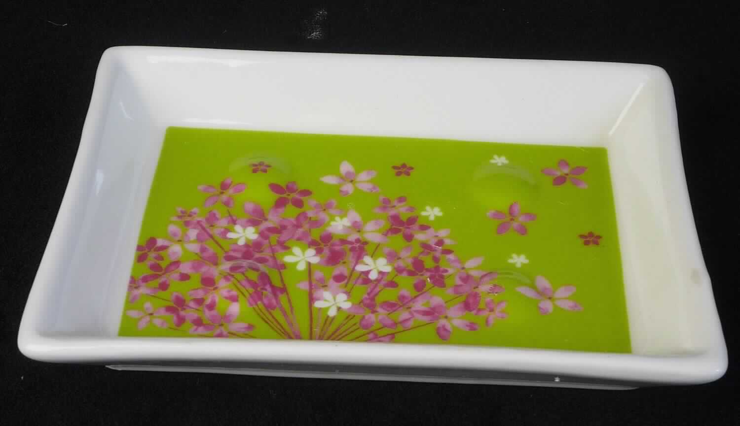 Toilettengegenstand, sog. Seifenschale, Artikel 12179, Foto siehe Anlage,
- in Form einer glasierten, rechteckigen Seifenschale,
- an der Ablagefläche mit einem floralen Muster und vier noppenförmigen Erhebungen versehen,
- in den Abmessungen: ca. 12 cm (Länge) x 9 cm (Breite) x 2 cm (Höhe), 
- keramisches Erzeugnis, nach der Formgebung gebrannt, tonmineralhaltiges Material enthaltend, 
- nach dem Ergebnis der wissenschaftlichen Untersuchung handelt es sich um Porzellan,
- zur Ablage der Seife im Badezimmer bestimmt.

"Toilettengegenstand, aus Porzellan"