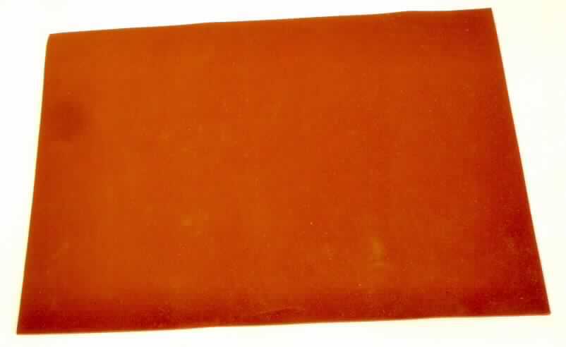 Angaben des Antragstellers:
Manschettenersatzteil für Longdrink Glas 200 ml bestehend aus einer Gummimatte.
Bezeichnung: Ersatzgummi Longdrink 200 ml
Material: Silikon
Verwendungszweck: Druckzubehör

Untersuchungsergebnisse an einem Warenmuster:
Rechteckige Folie aus einem rot-braunen, elastischen Material (Abmessungen: ca. 19,5 x 14,5 cm; Dicke: ca. 1 mm).

Befund:
Es liegt eine rechteckige Kunststofffolie aus Silikon im Sinne der Position 3920 vor.