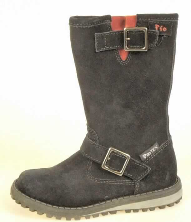 Freizeitstiefel (lt. Antrag: "Artikel D 868 TEX, Farbe: Black, Größe: 25", Foto siehe Anlage)
- mit Laufsohlen aus (lt. Antrag) Kautschuk; ohne Hauptsohle aus Holz,
- mit Oberteil (geschlossenes Blatt) aus Leder,
- auf das Oberteil ist ein Hinterriemen aus Leder als Verstärkungsteil aufgesetzt,
- mit Zierriegeln (Lederriemen mit Schnallenverschluss),
- mit eingeklebtem, dickem Innenfutter aus Spinnstoff (Pelzfellimitat aus Plüschgewirken),
- seitlich mit Reißverschluss,
- ohne Metallschutz in der Vorderkappe,
- den Knöchel und die Wade bedeckend (über die dickste Stelle der Wade hinausreichend;
  Schafthöhe: ca. 17 cm bei Schuhgröße 25),
- mit einer Länge der Innensohle von weniger als 24 cm

"Schuhe mit Laufsohlen aus Kautschuk und Oberteil aus Leder, andere als in den UPos.
 6403 1200 bis 6403 9118 genannt, mit einer Länge der Innensohle von weniger als 24 cm"
