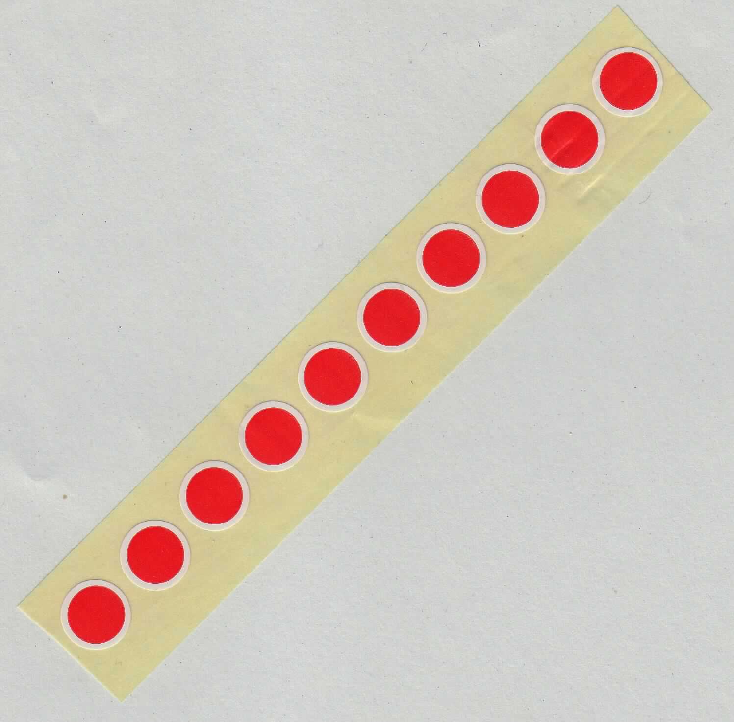 Bei der als "kreisförmiges, farbiges Etikett aus Papier" bezeichneten Ware handelt es sich nach der vorgelegten Warenprobe um kreisrunde Zuschnitte aus Papier (Durchmesser 12 mm), die vorderseitig mit einem vollflächig roten Kreis (Durchmesser etwa 10 mm) bedruckt und rückseitig mit einer Selbstklebeschicht versehen sowie auf einen etwa 25 mm breiten Streifen aus silikonisiertem Papier aufgebracht sind. Die Waren werden zur Farbkennzeichnung auf Verpackungen von Waren geklebt.

Abbildung siehe Anlage.

Derartige Waren gehören als "Etiketten aller Art aus Papier oder Pappe, bedruckt, selbstklebend" zum TARIC-Code 4821 10 10 00.
