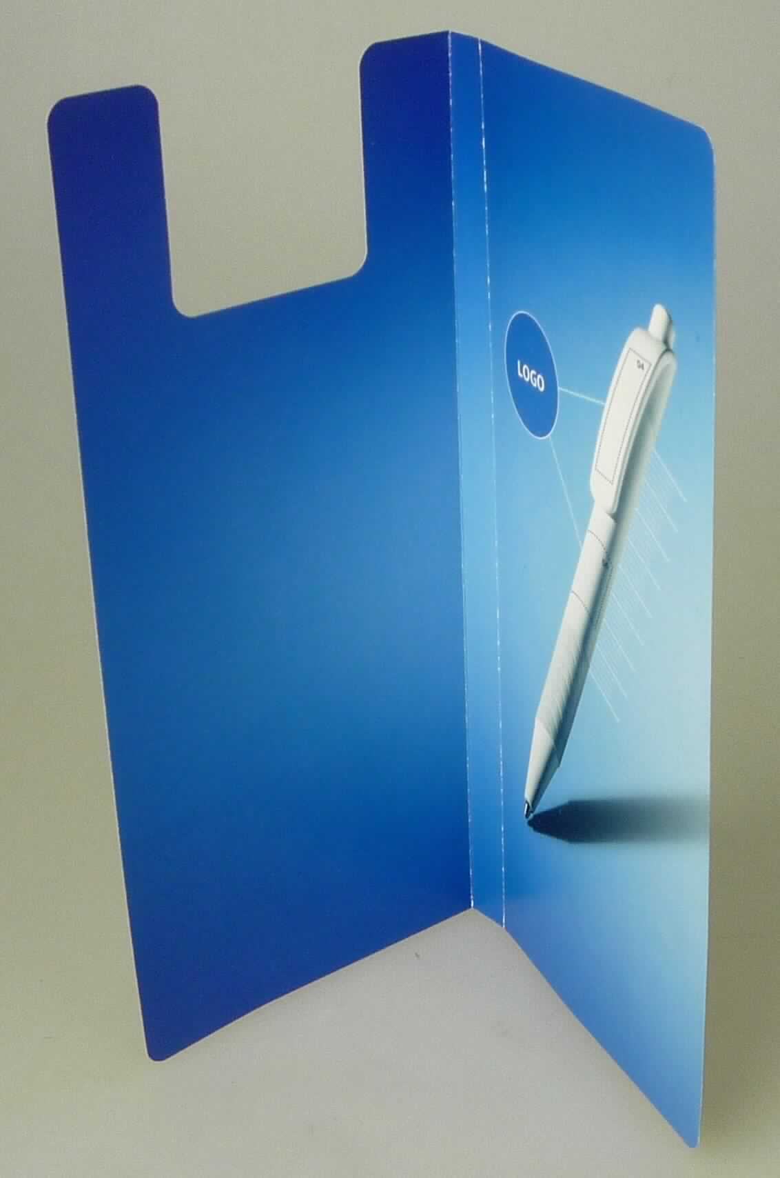 Bei der vorgelegten, als "unbestückte Musterkarte aus Papier" bezeichneten Ware handelt es sich um einen unregelmäßig geformten, zweifach längsgerillten sowie beidseitig bedruckten Zuschnitt aus Papier (max. Abmessungen 176 x 170 mm, mit abgerundeten Ecken). Es ist neben dem Markenlogo der Antragstellerin und zwei Internetadressen im Wesentlichen mit werbenden Hinweisen auf eine Software bedruckt, mit der auf der Website der Antragstellerin von Ihr verkaufte Waren individuell gestaltet werden können. Durch Falten entlang der Rillen kann der Zuschnitt zu einem etwa 10 x 80 x 176 mm (H x B x L) großen, mappenähnlichen Erzeugnis, dessen Vorderdeckel am oberen Rand mit einem nahezu quadratischen Einschnitt (Abmessungen etwa 40 x 40 mm) versehen ist, aufgebaut und anschließend mit einer entsprechenden Musterware bestückt werden.

Abbildung siehe Anlage.

Derartige Ware gehören als "Werbedrucke, andere als Verkaufskataloge" zum TARIC-Code 4911 10 90 00.