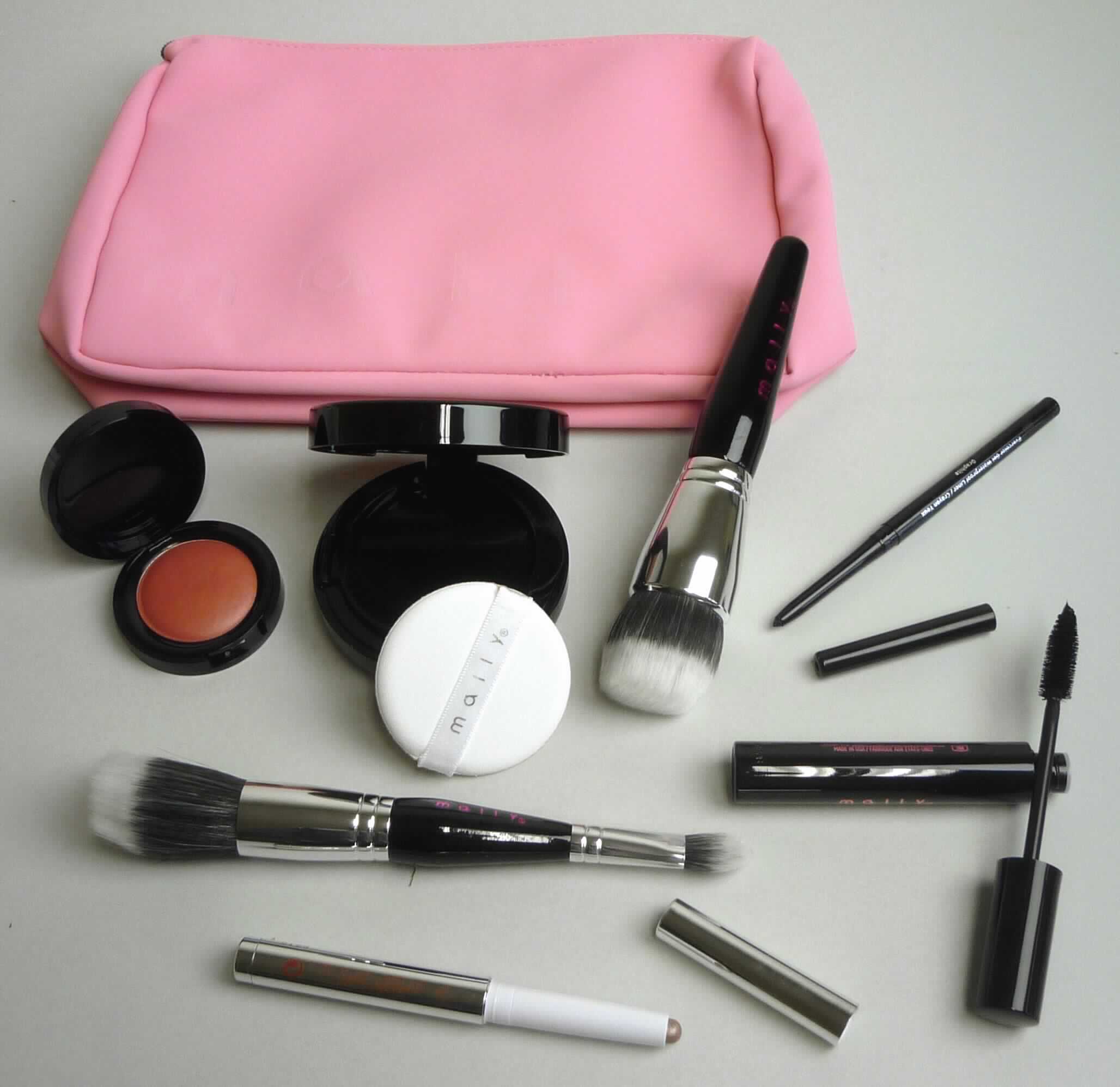 Make-up-Set

Bei der vorgelegten Ware handelt es sich um ein achtteiliges Make-Up-Set. Enthalten sind eine Kosmetiktasche, ein doppelseitiger Rouge-Pinsel, ein sog. Foundation-Pinsel, Rouge, Make-Up, ein Eye-Liner, Lidschatten und Mascara. Die Bestandteile sind in einem Pappkarton mit einer Kavitäten für die Einzelkomponenten enthaltenden Einlage verpackt. Es handelt sich nicht um eine für den Einzelverkauf aufgemachte Warenzusammenstellung, da die Bestandteile nicht der Befriedigung eines speziellen Bedarfs oder der Ausübung einer bestimmten Tätigkeit dienen (die Kosmetiktasche dient nicht der Schönheitspflege). Die Bestandteile des Sets sind getrennt einzureihen.

Lidschatten:

Bei der vorgelegten Ware handelt es sich um sandfarbenen Lidschatten. Er ist als Kunststoffstift mit Drehspitze aus Schminkmittel (deklarierter Inhalt 1,6 g) ausgeführt.

Die Ware ist als Schminkmittel für die Augen in die Unterposition 3304 2000 der Kombinierten Nomenklatur einzureihen.