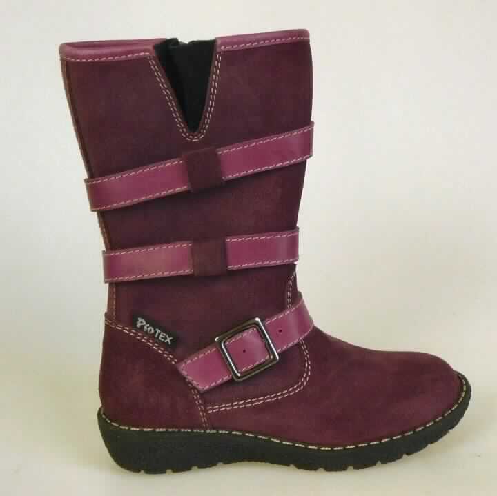Freizeitstiefel (lt. Antrag: "Artikel D 868 1 TEX, Farbe: Ambergine, Größe: 25", Foto siehe Anlage)
- mit Laufsohlen aus (lt. Antrag) Kautschuk; ohne Hauptsohle aus Holz,
- mit Oberteil (geschlossenes Blatt) aus Leder,
- auf das Oberteil ist ein Hinterriemen aus Leder als Verstärkungsteil aufgesetzt,
- an der Einschlupföffnung mit einer Randeinfassung aus Leder,
- mit Zierriegeln (Lederriemen teilweise mit Schnallenverschluss),
- mit eingeklebtem, dickem Innenfutter aus Spinnstoff (Pelzfellimitat aus Plüschgewirken),
- seitlich mit Reißverschluss,
- ohne Metallschutz in der Vorderkappe,
- den Knöchel und die Wade bedeckend (über die dickste Stelle der Wade hinausreichend;
  Schafthöhe: ca. 18 cm bei Schuhgröße 25),
- mit einer Länge der Innensohle von weniger als 24 cm

"Schuhe mit Laufsohlen aus Kautschuk und Oberteil aus Leder, andere als in den UPos.
 6403 1200 bis 6403 9118 genannt, mit einer Länge der Innensohle von weniger als 24 cm"