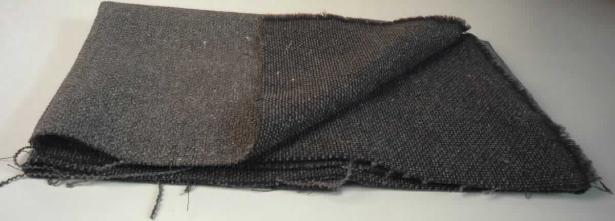 Gewebe, sog. Möbelstoff, Foto siehe Anlage,
- als Meterware, mit einer Breite von mehr als 30 cm,
- laut Untersuchungsergebnis:
-- aus einem buntgewebten Gewebe in Musterbindung aus,
--- aus dünnen Kettgarnen aus synthetischen Filamenten (Polyester),
--- aus dünnen Schussgarnen aus synthetischen Spinnfasern (Polyester),
--- aus dicken Kett- und Schussgarnen, bestehend aus drei dünnen Garnen aus synthetischen Filamenten
    (Polyester) und einem dicken Garn aus synthetischen Spinnfasern (Polyester), künstlichen Spinnfasern 
    (Viskose) und Leinen,
--- mit einem Gesamtanteil an:
---- synthetischen Filamenten (Polyester) von ca. 22 GHT (damit keine Ware der Unterposition 5515 11),
---- synthetischen Spinnfasern (Polyester) von ca. 54 GHT,
---- künstlichen Spinnfasern (Viskose) von laut Antrag 16 GHT,
---- Leinen von laut Antrag 8 GHT (die Antragsangaben können als zutreffend angesehen werden).

"Gewebe aus synthetischen Spinnfasern, anderes als in den Positionen 5512 bis 5514 genannte, aus Polyester-
 Spinnfasern, hauptsächlich mit synthetischen Filamenten gemischt, buntgewebt"